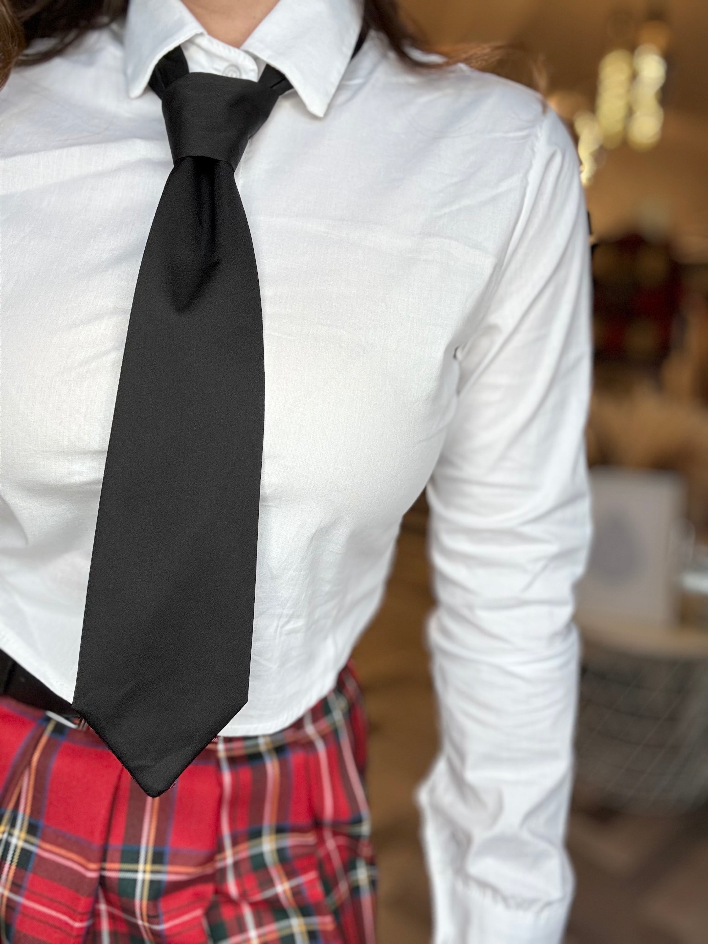 Camicia crop con cravatta nera