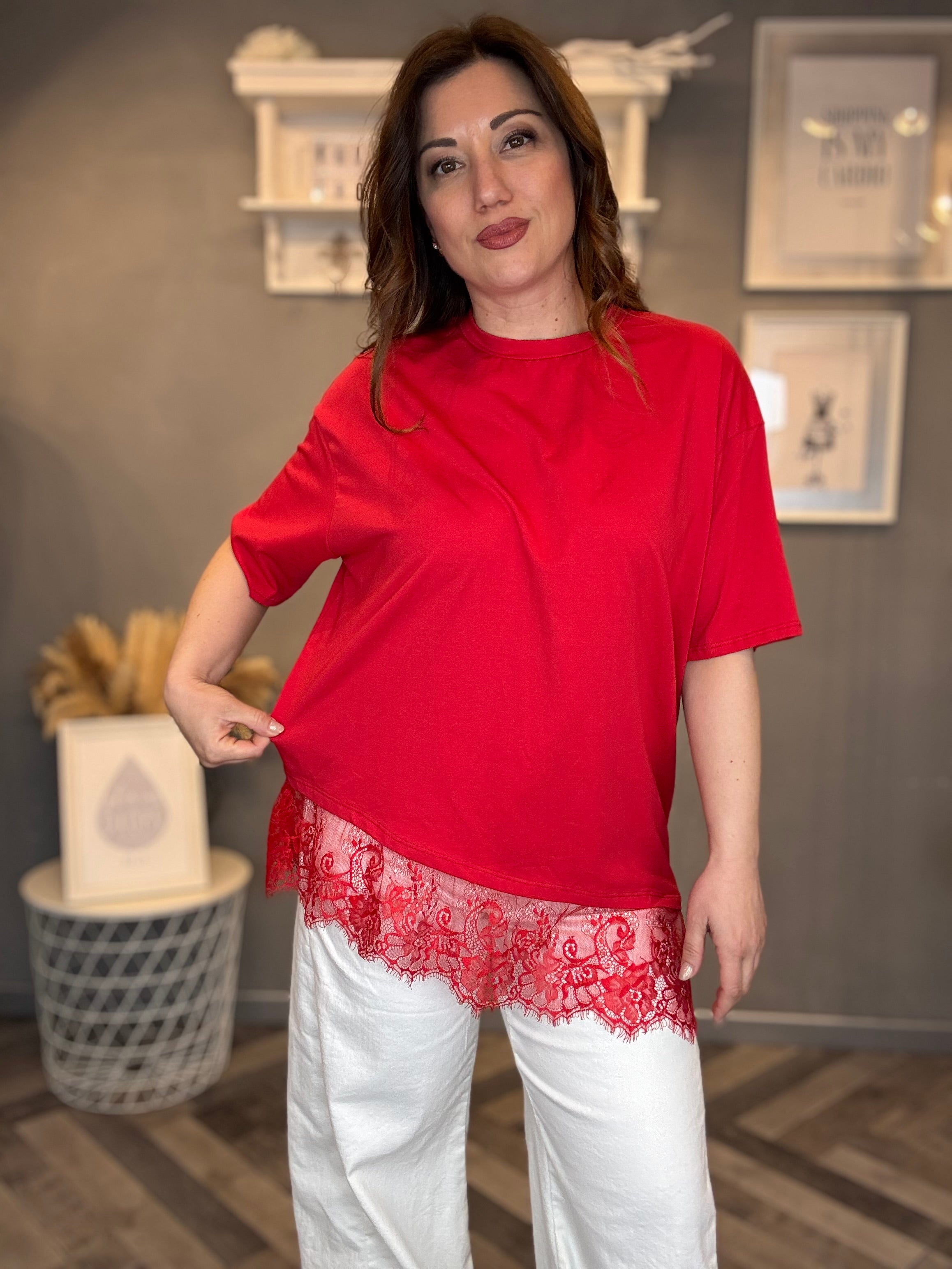 T-shirt rossa over con pizzo