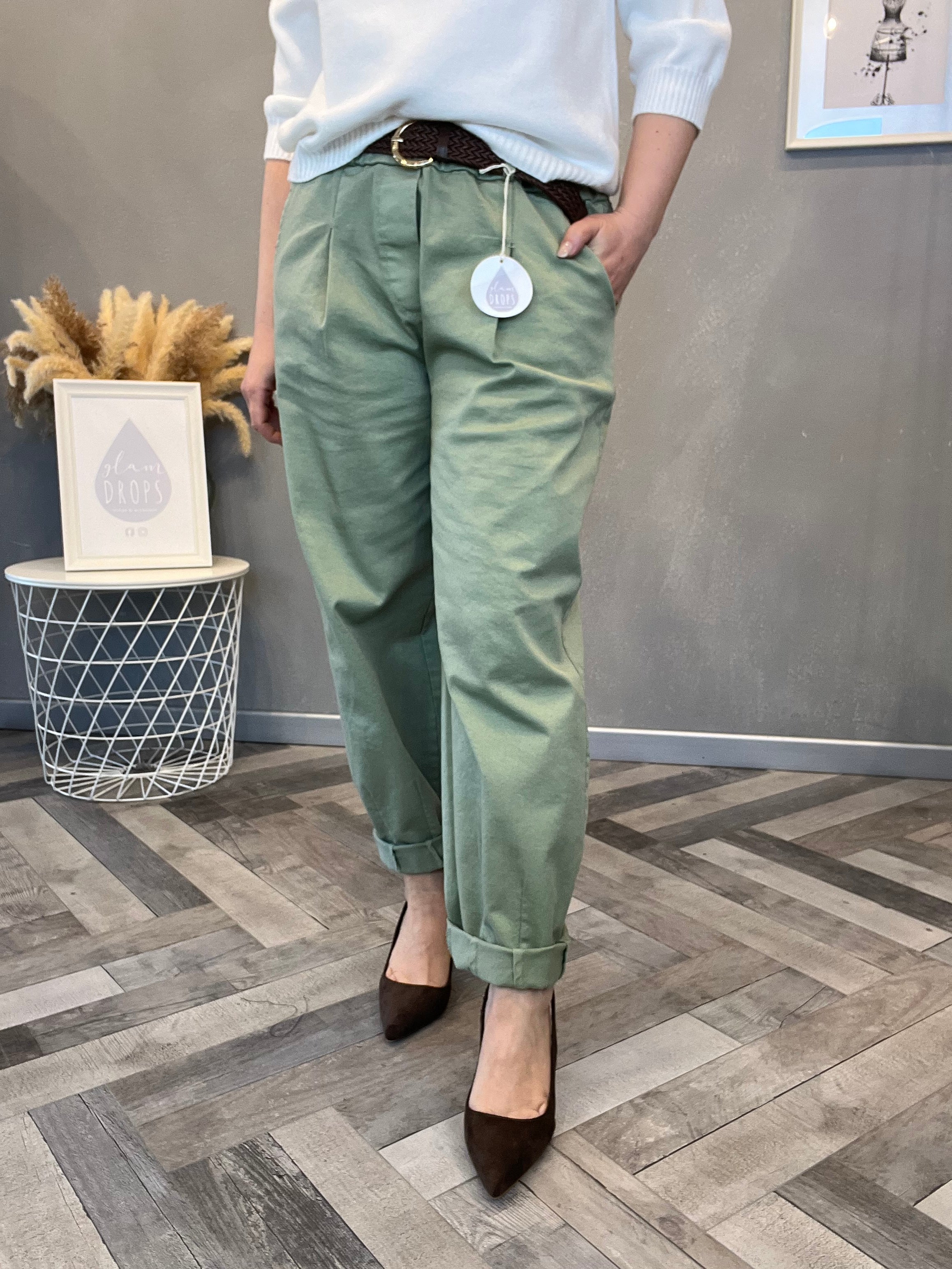 Pantalone carrot verde salvia con cintura