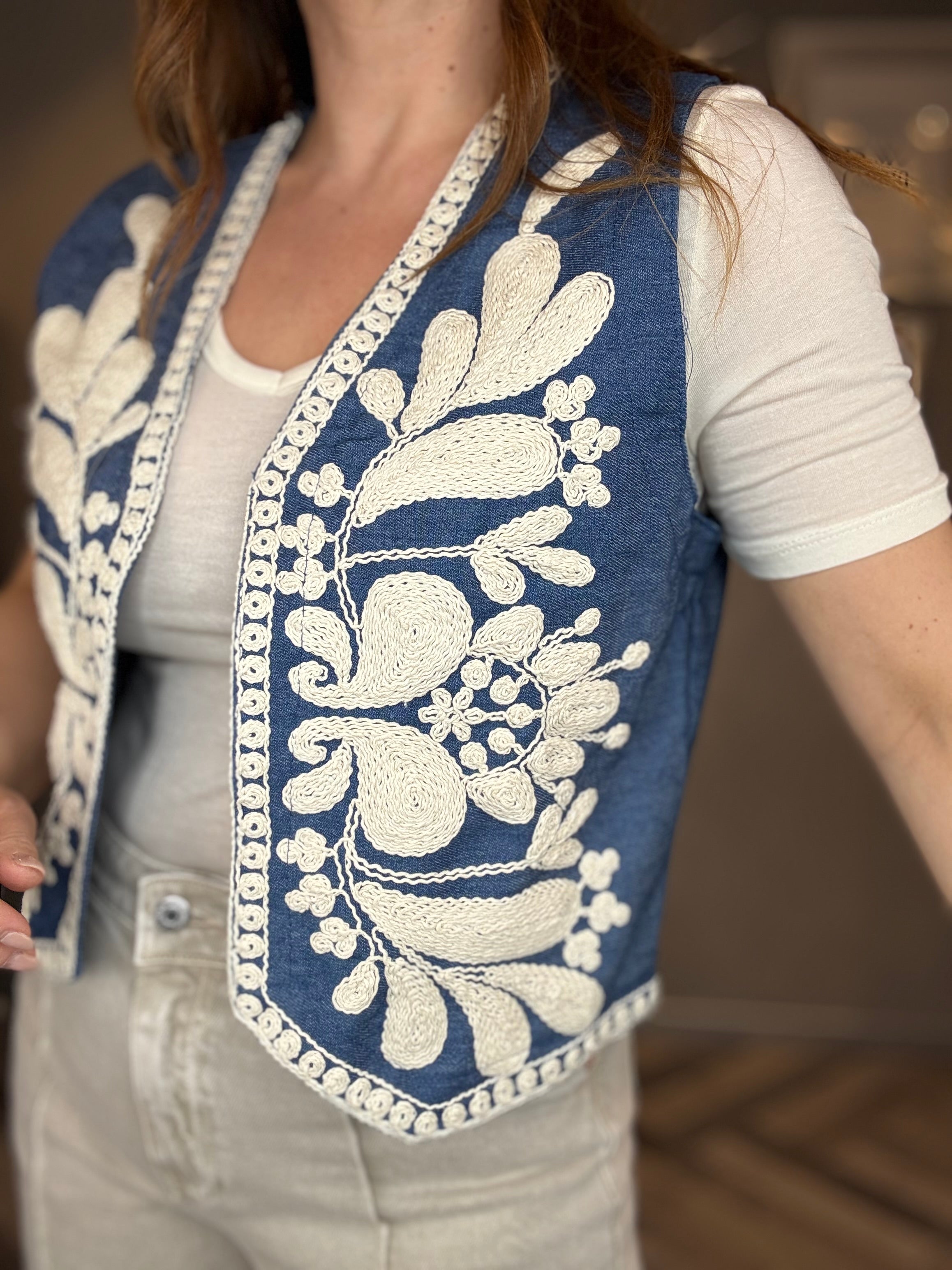 Gilet denim con ricamo