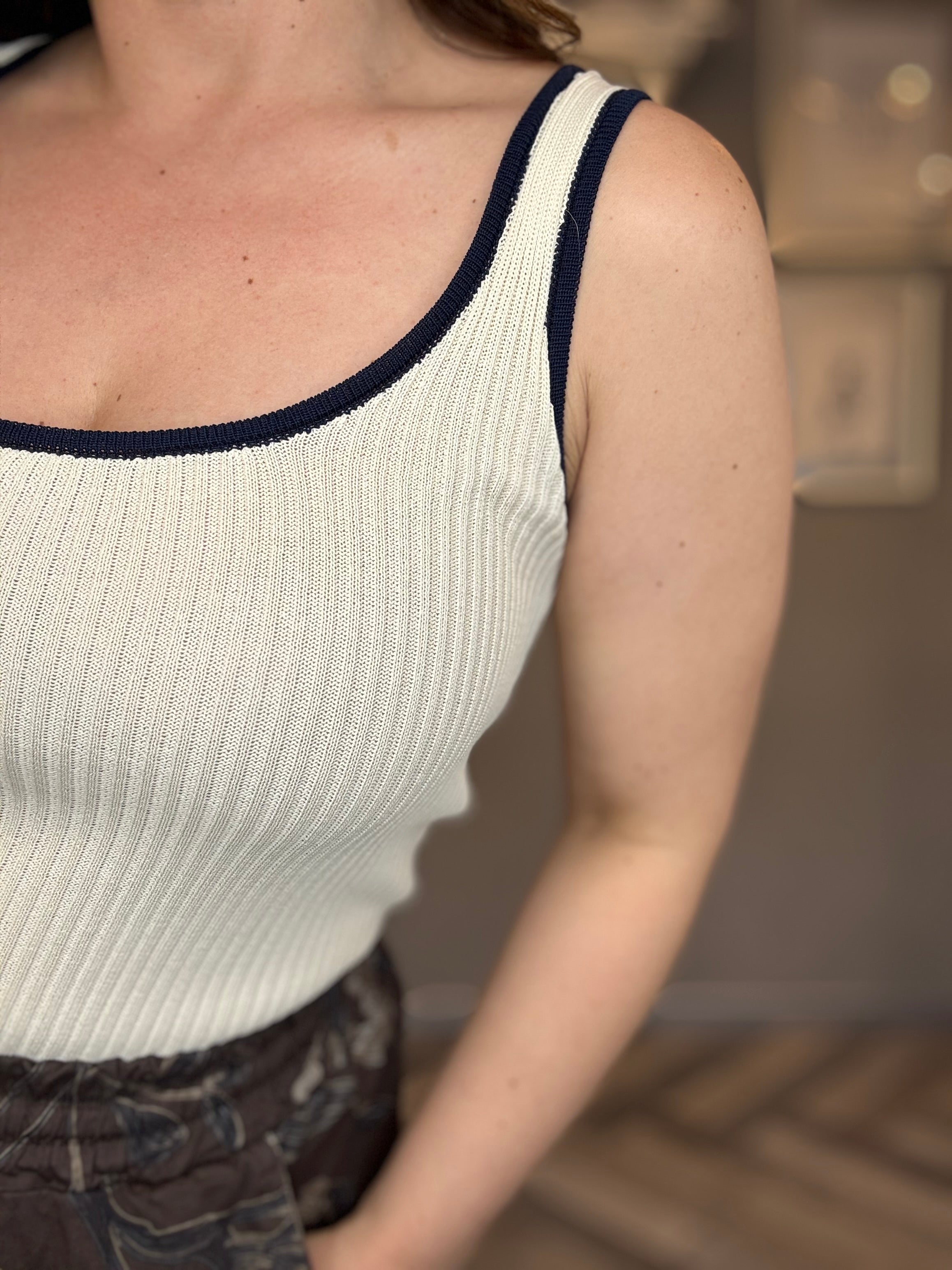 Top a costine con bordo a contrasto