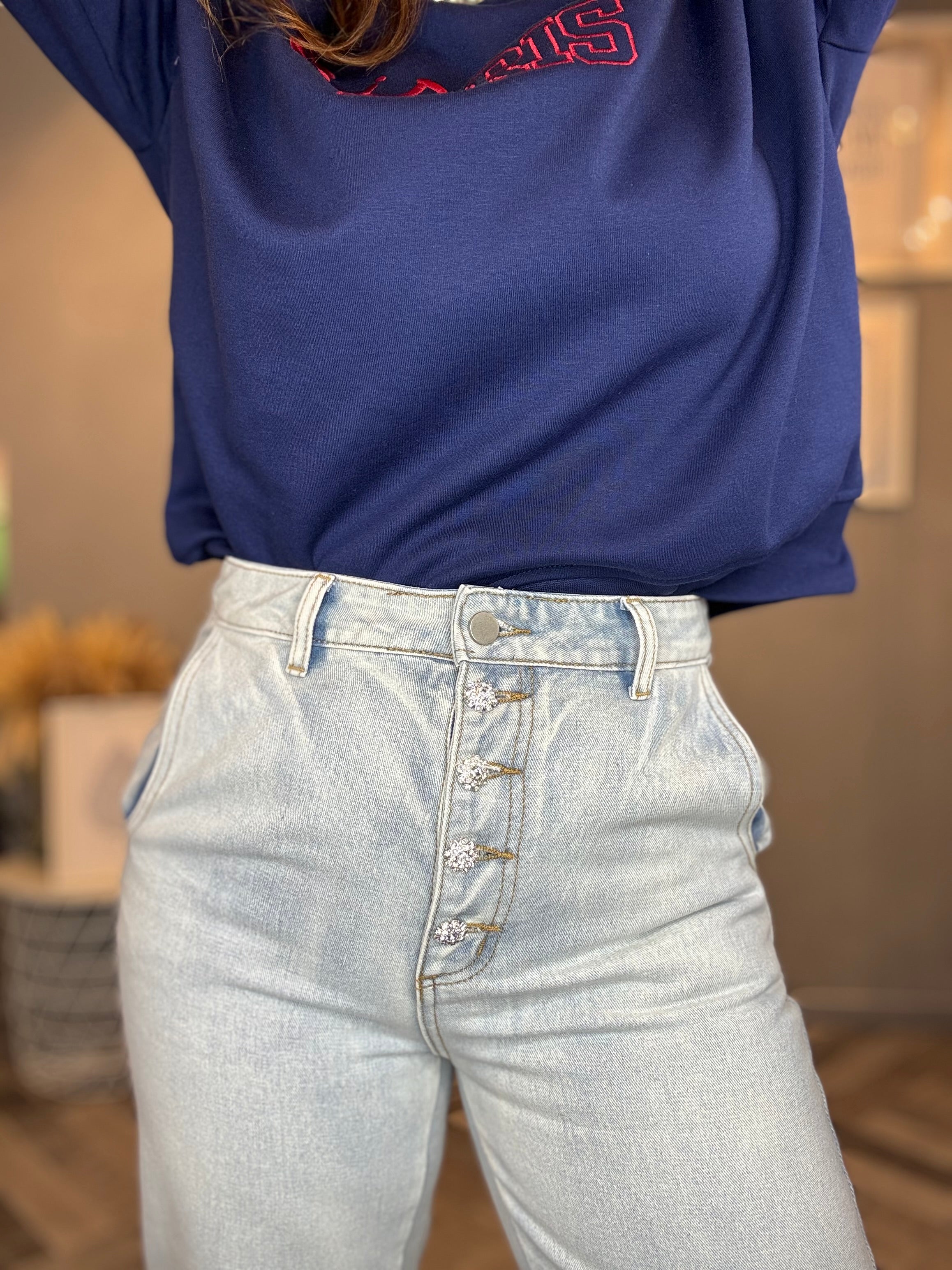 Jeans mom fit con bottoni gioiello lavaggio chiaro