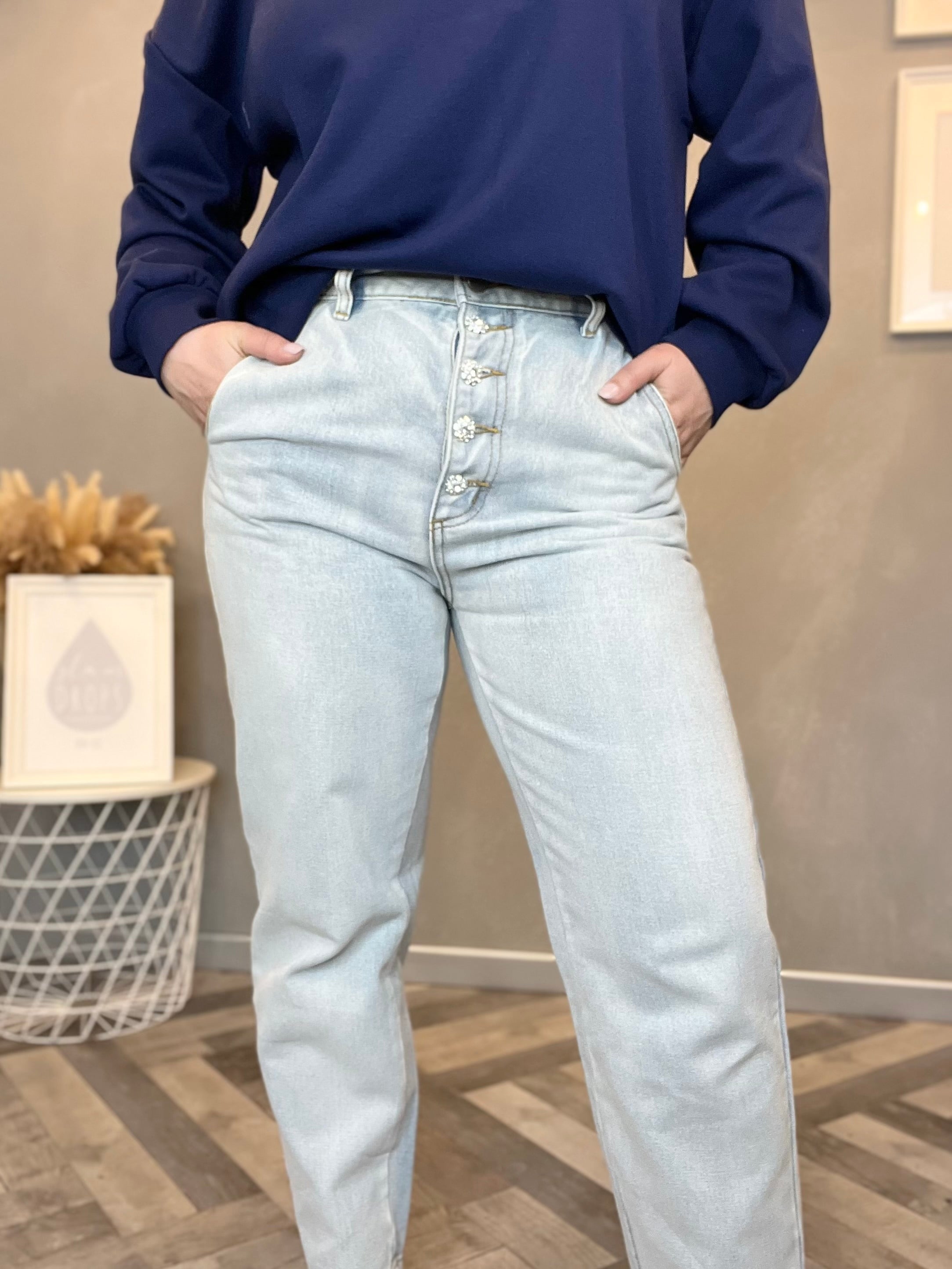 Jeans mom fit con bottoni gioiello lavaggio chiaro