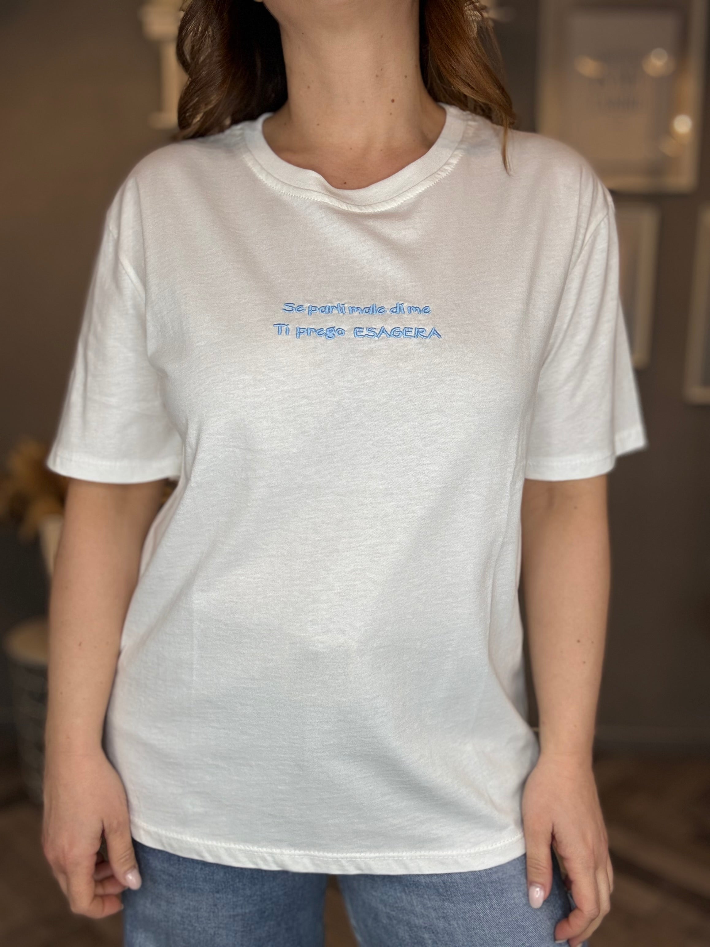 T-shirt Se parli male di me celeste