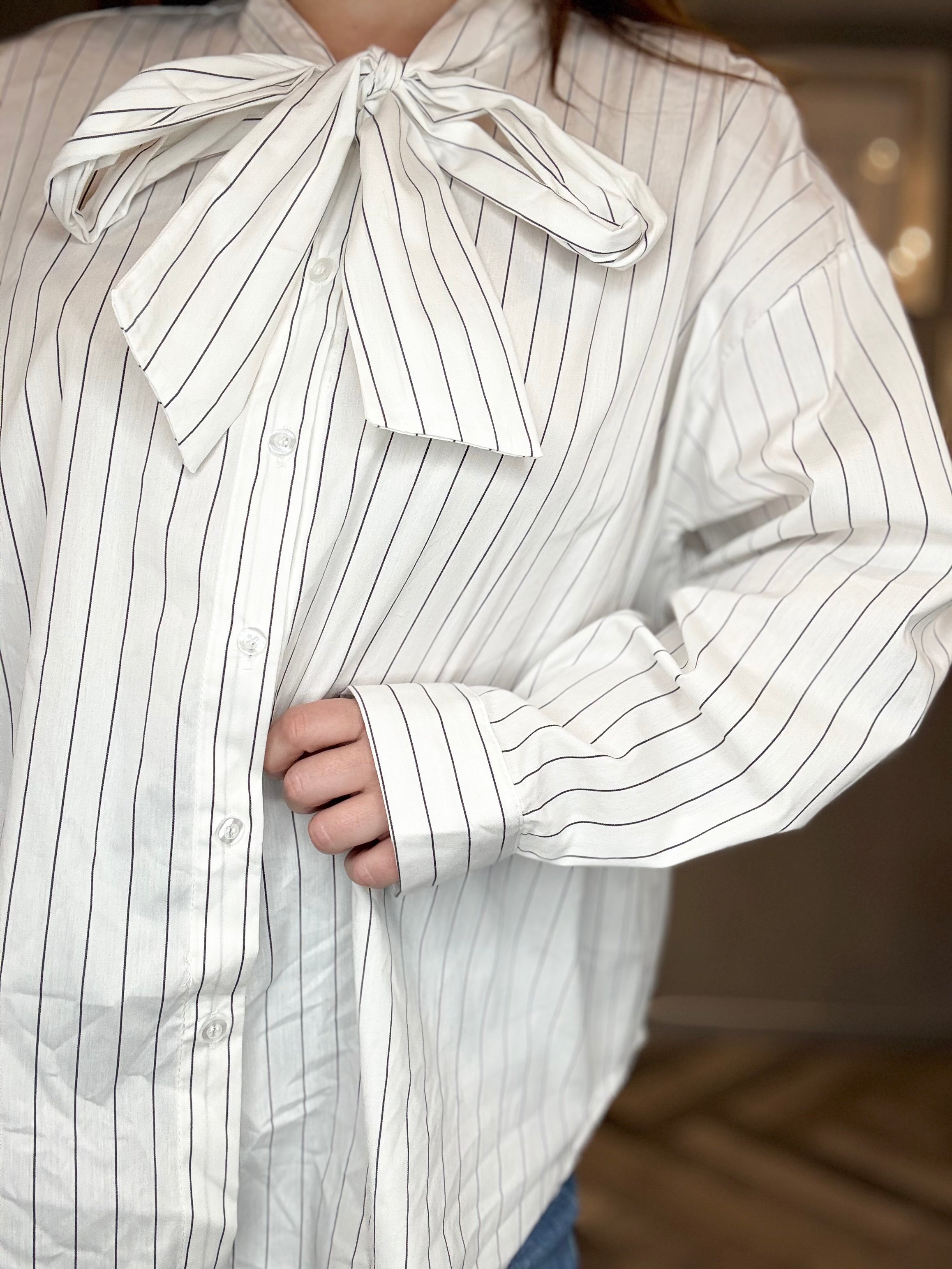 Camicia bianca a righe nere con fiocco