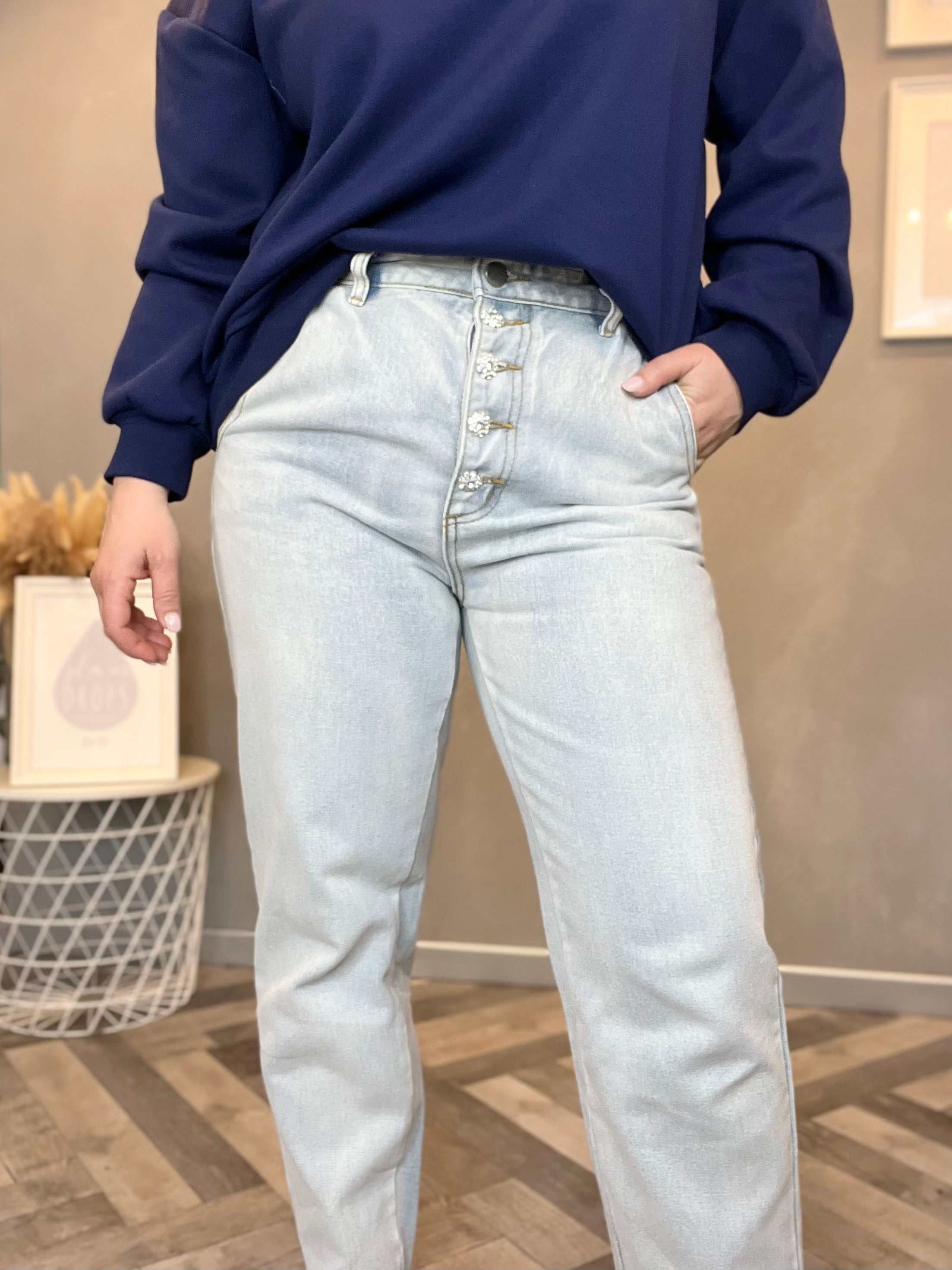 Jeans mom fit con bottoni gioiello lavaggio chiaro