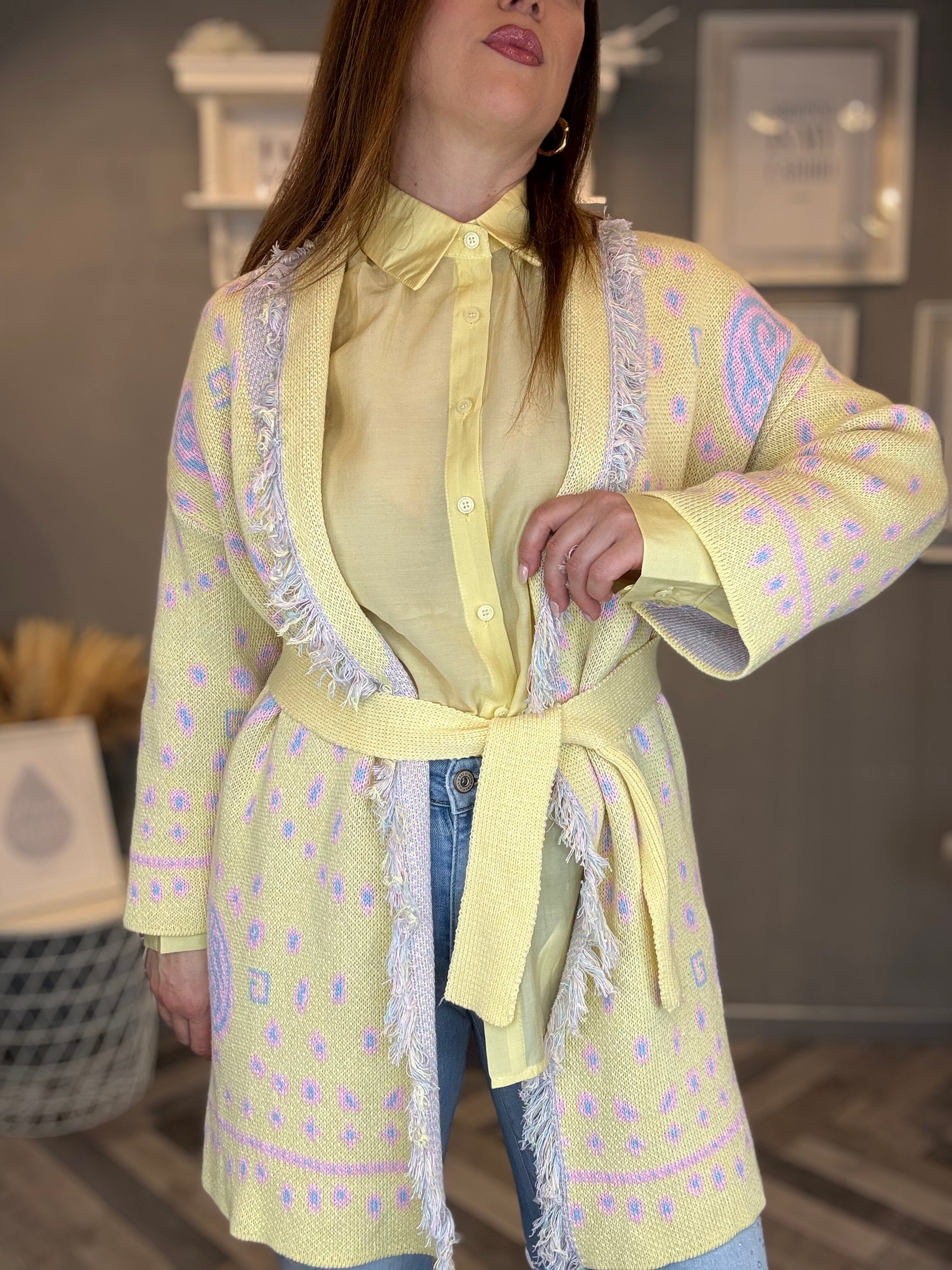 Cardigan jacquard giallo pastello con frange