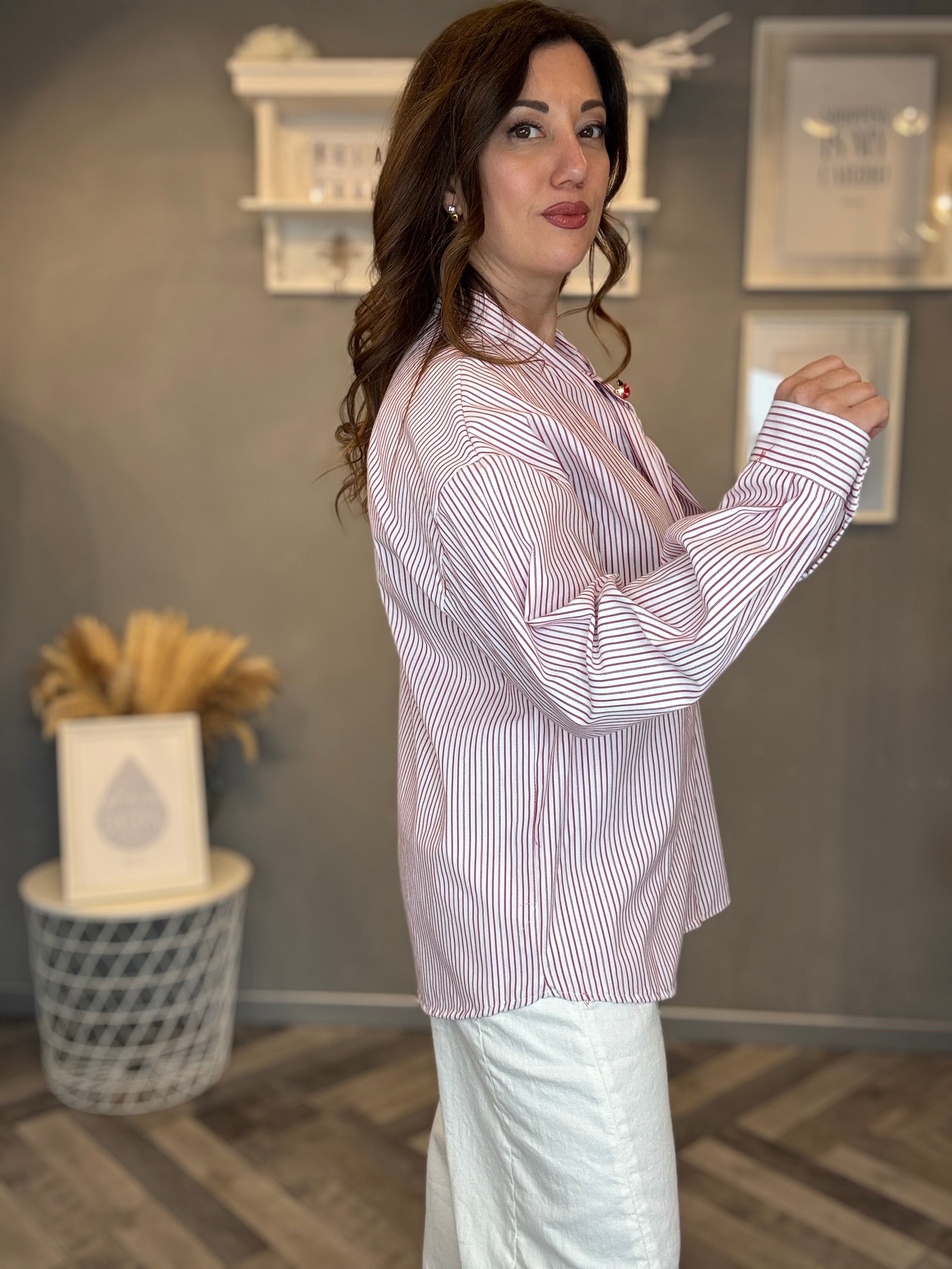 Camicia a righe rosse con fiocco