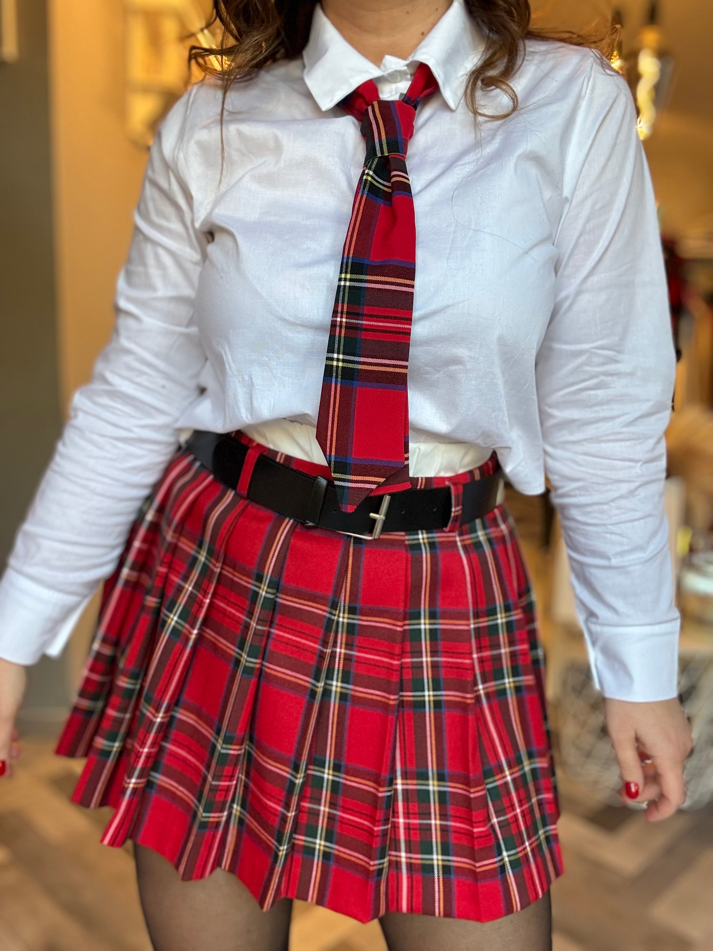 Camicia punto vita con cravatta tartan rossa