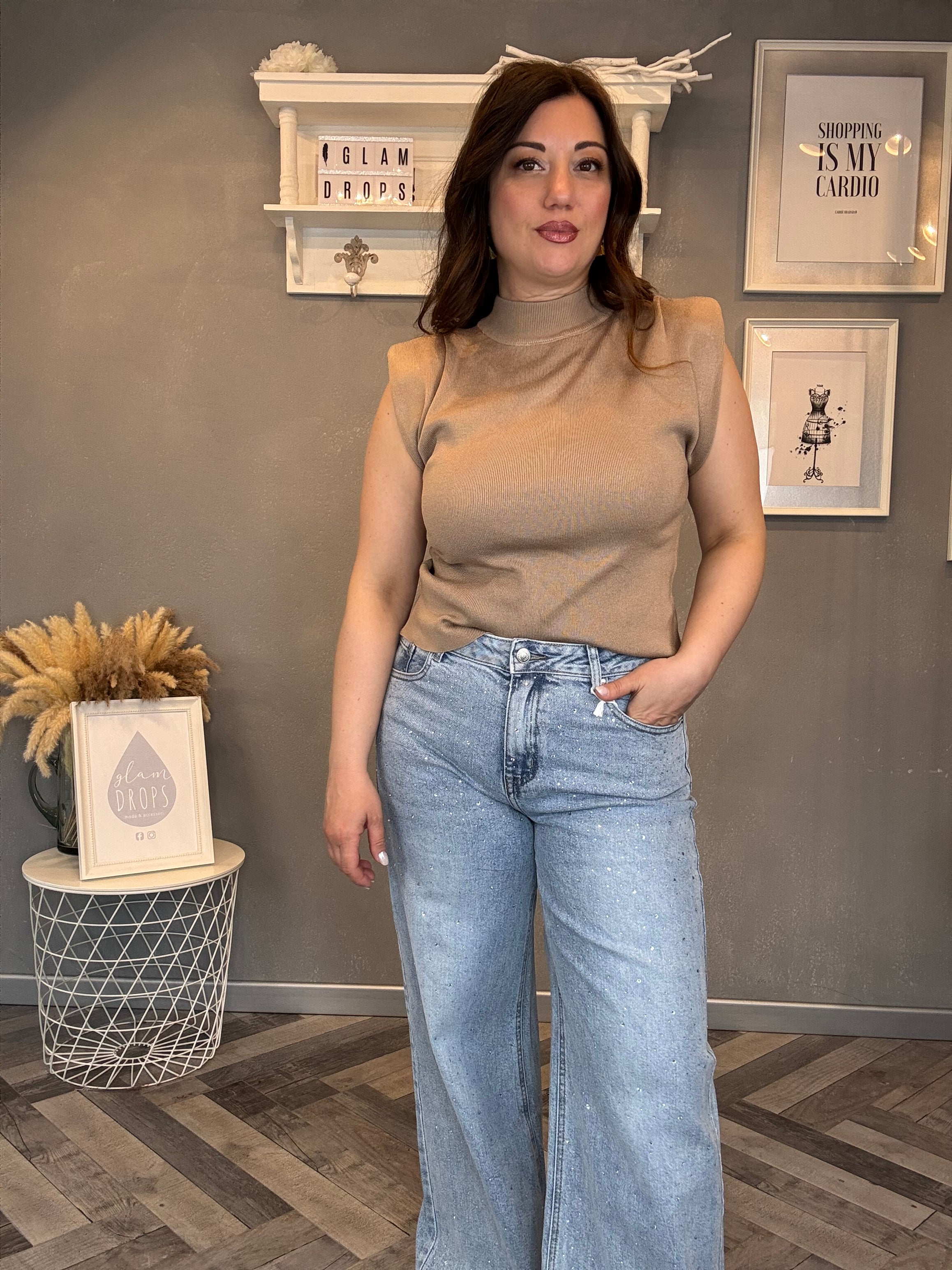 Top smanicato con spalline