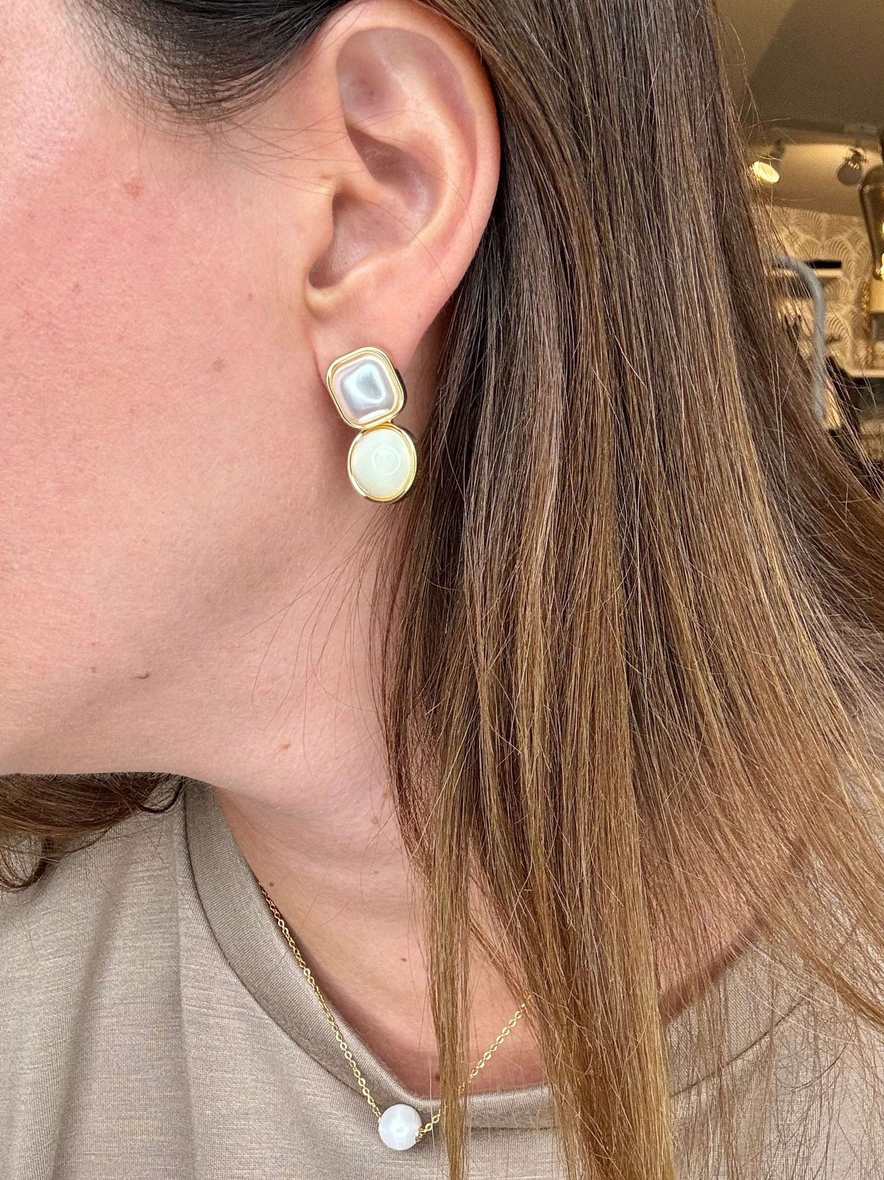 Orecchini smalto latte e perla