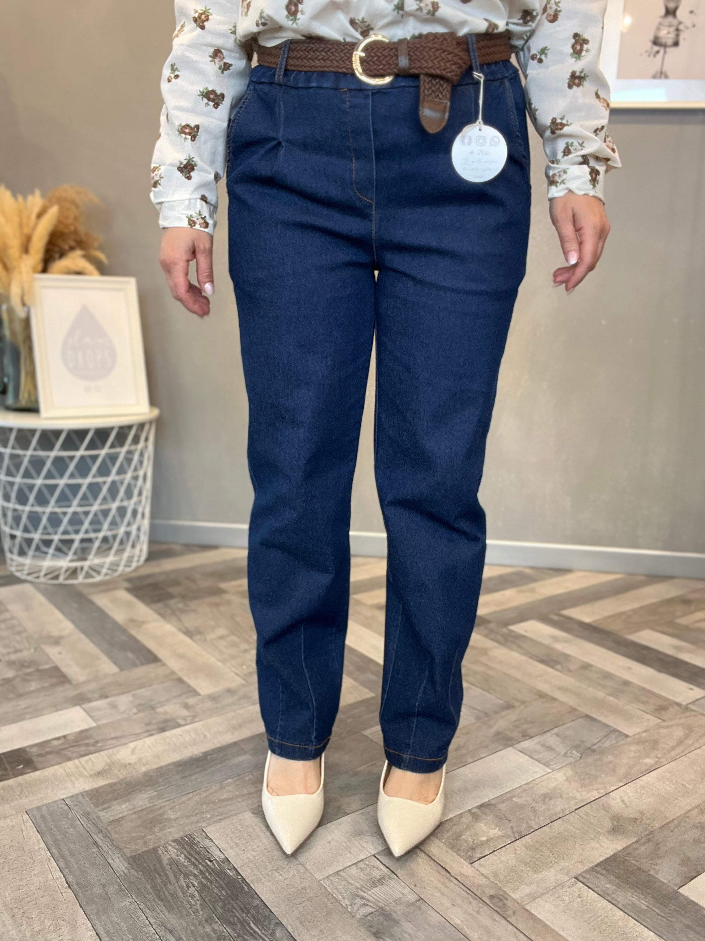 Jeans barrel scuro con cintura