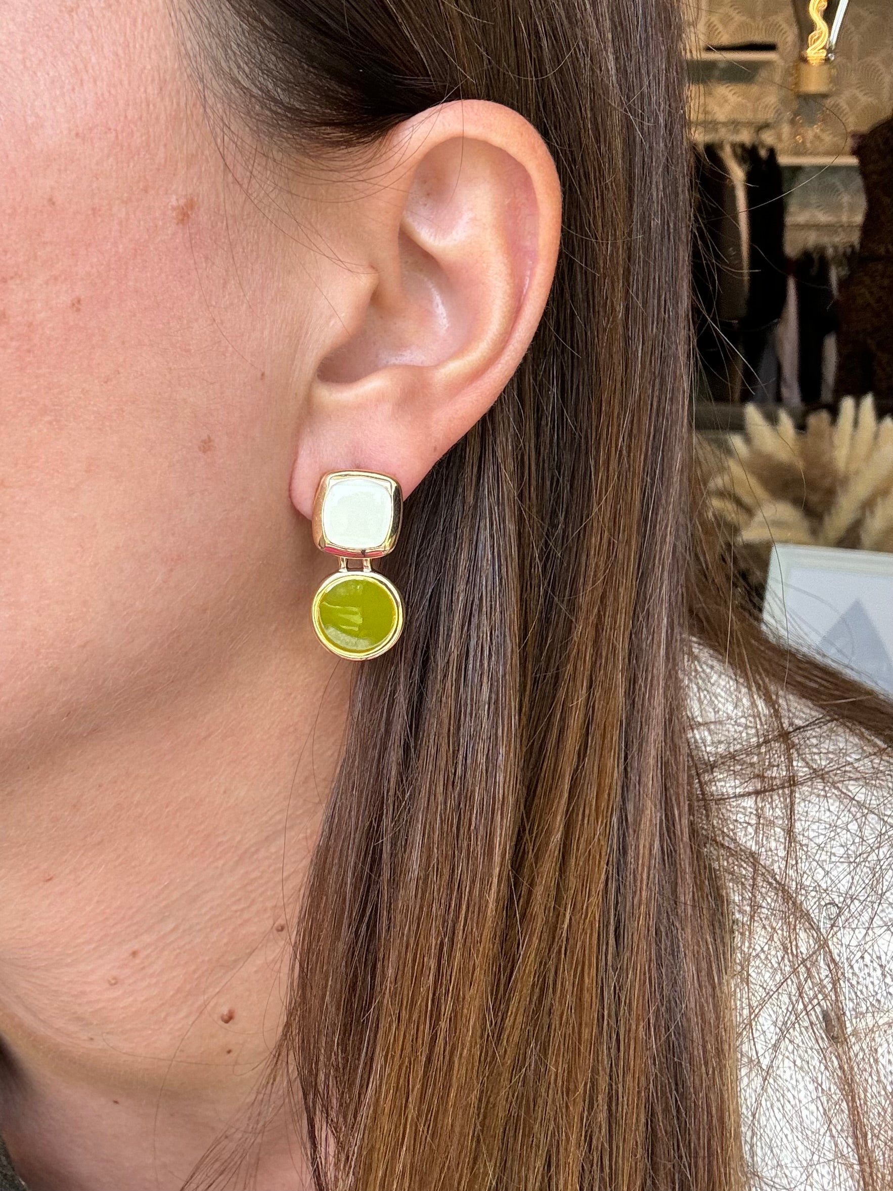 Orecchini smalto latte e oliva