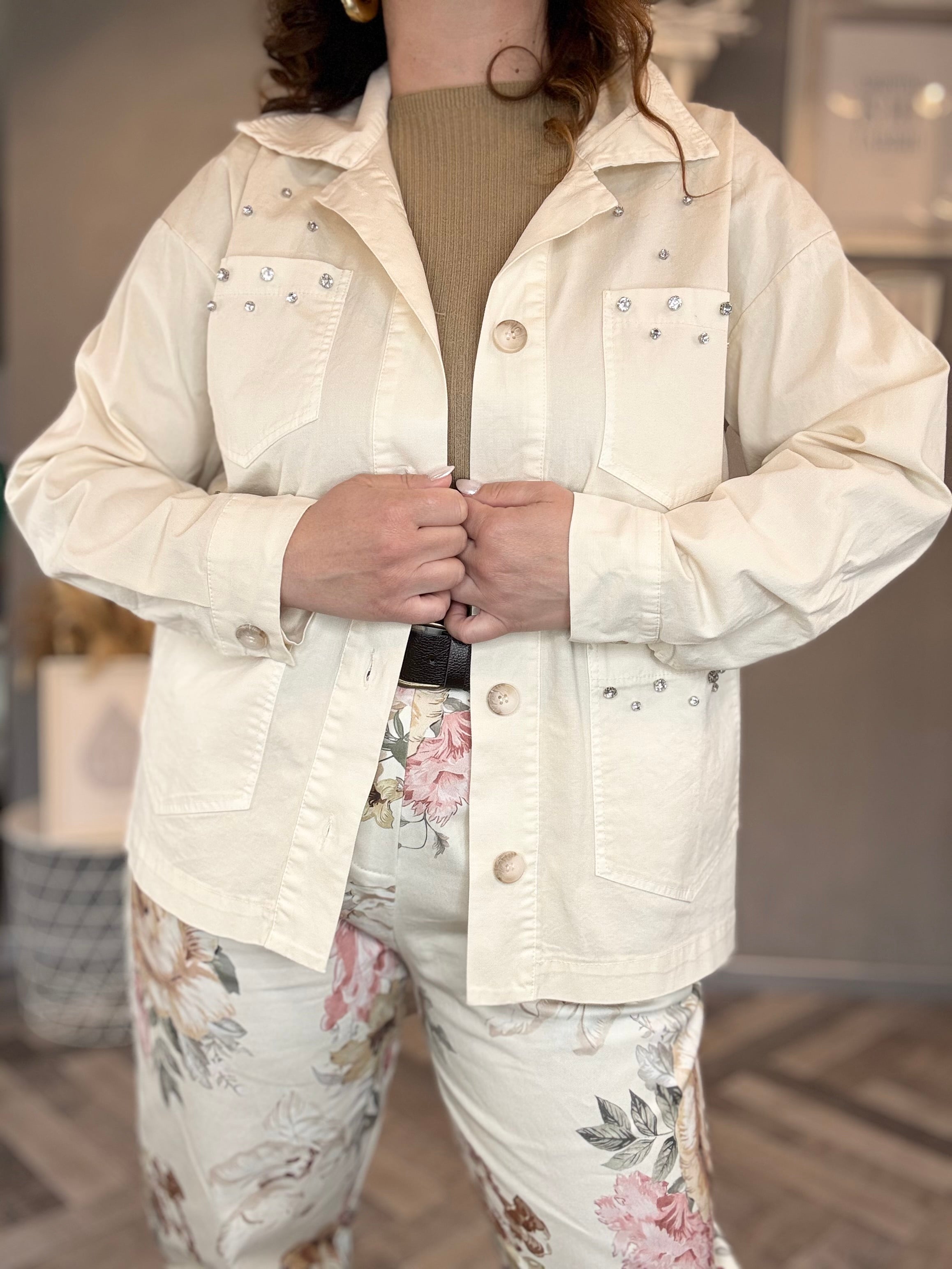 Giacca utility burro con dettagli gioiello