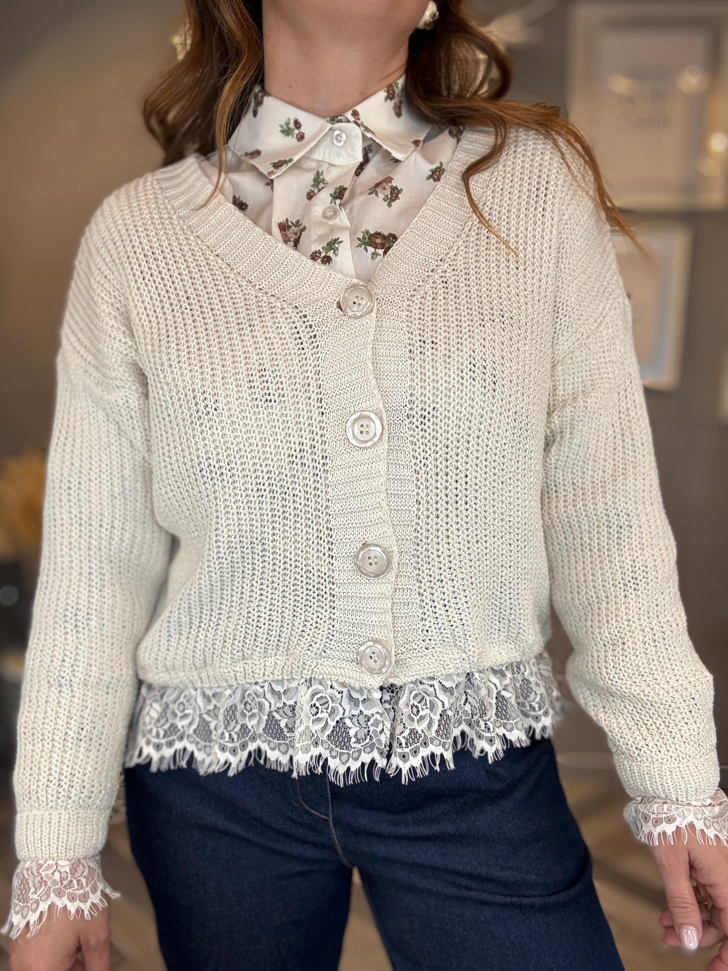 Cardigan panna con dettagli in pizzo