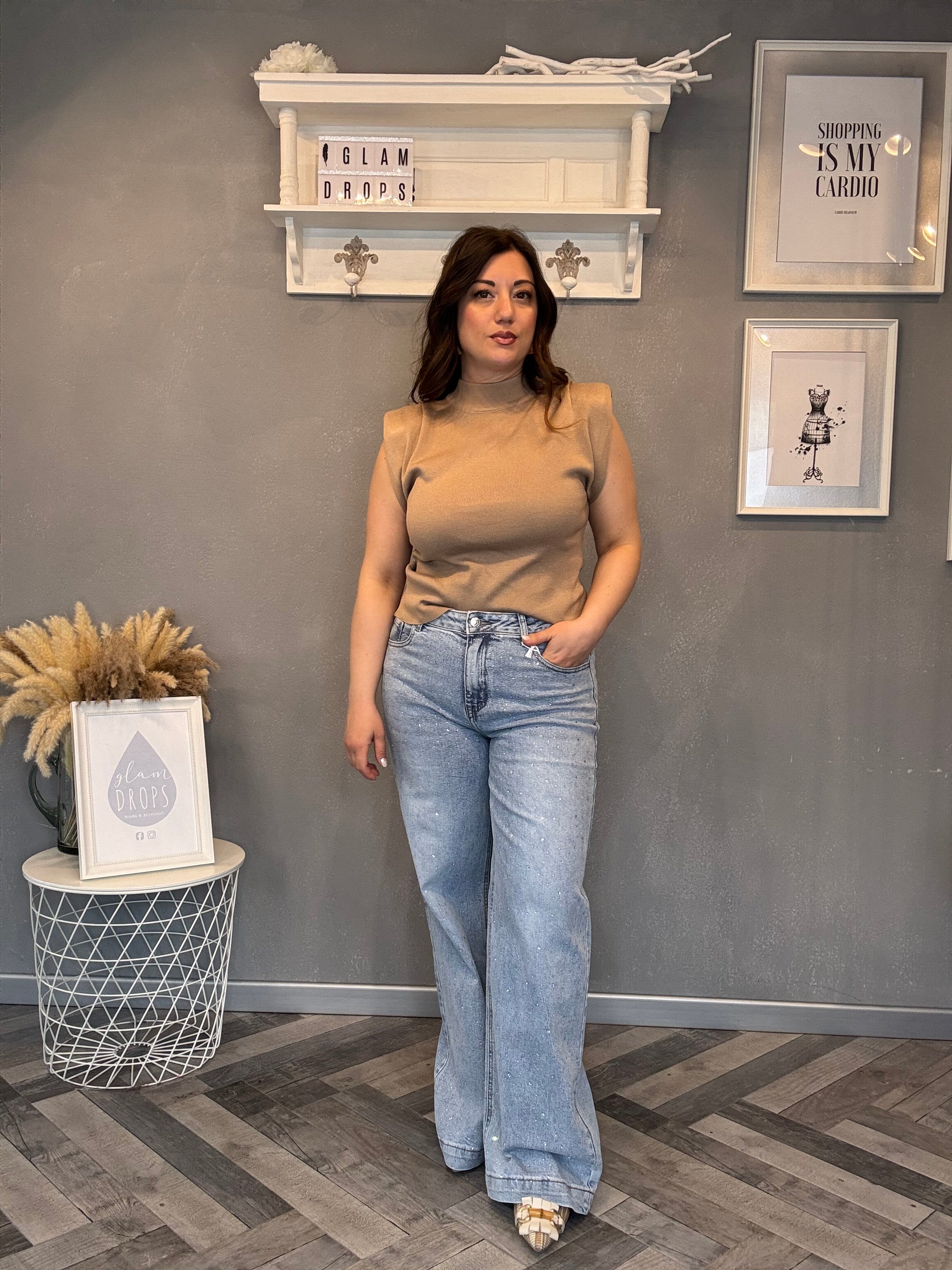 Top smanicato con spalline