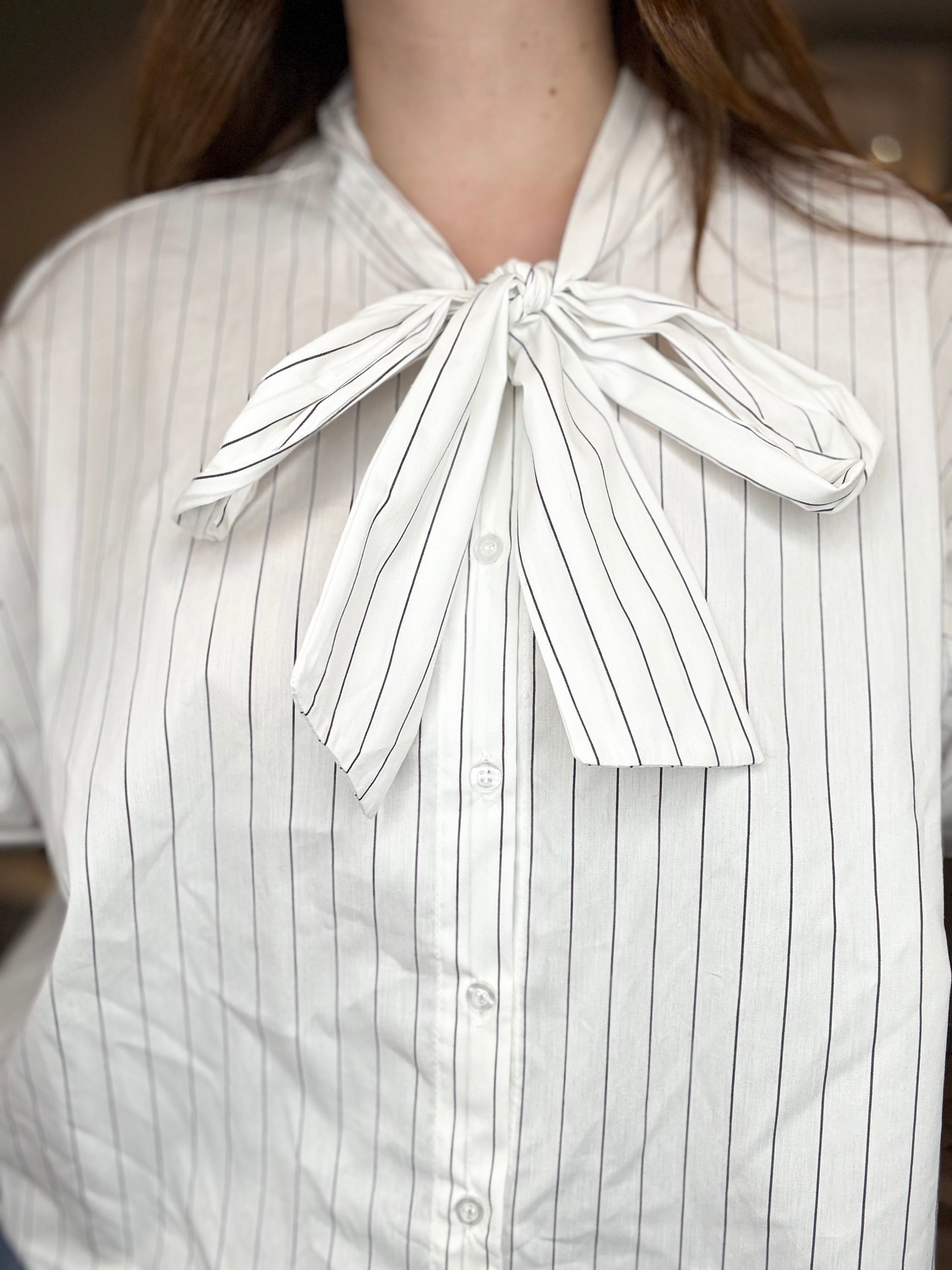 Camicia bianca a righe nere con fiocco