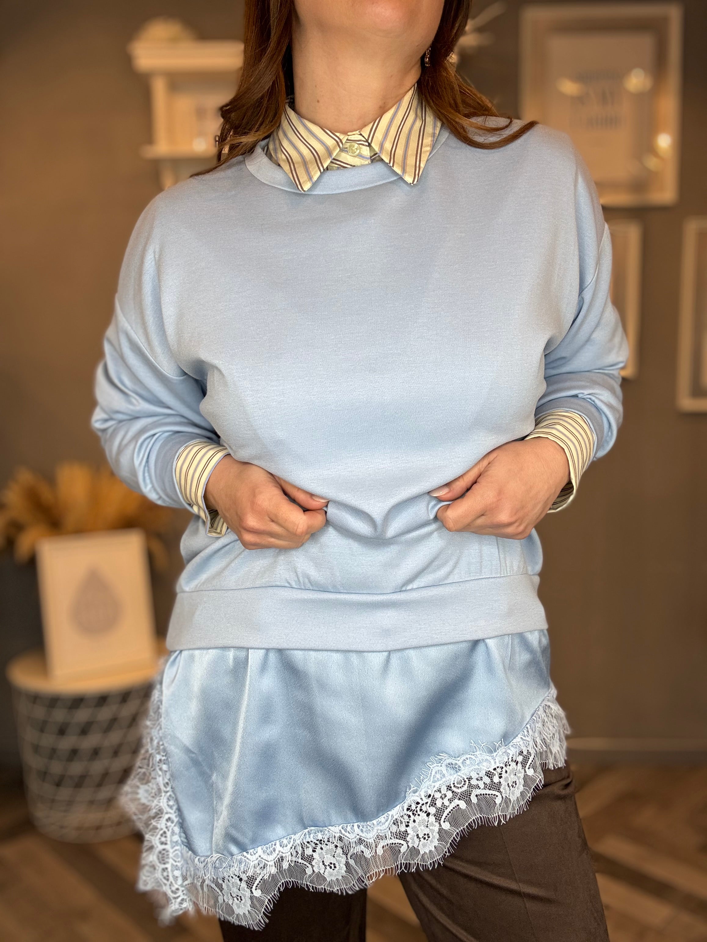 Felpa con bordo in raso e pizzo celeste