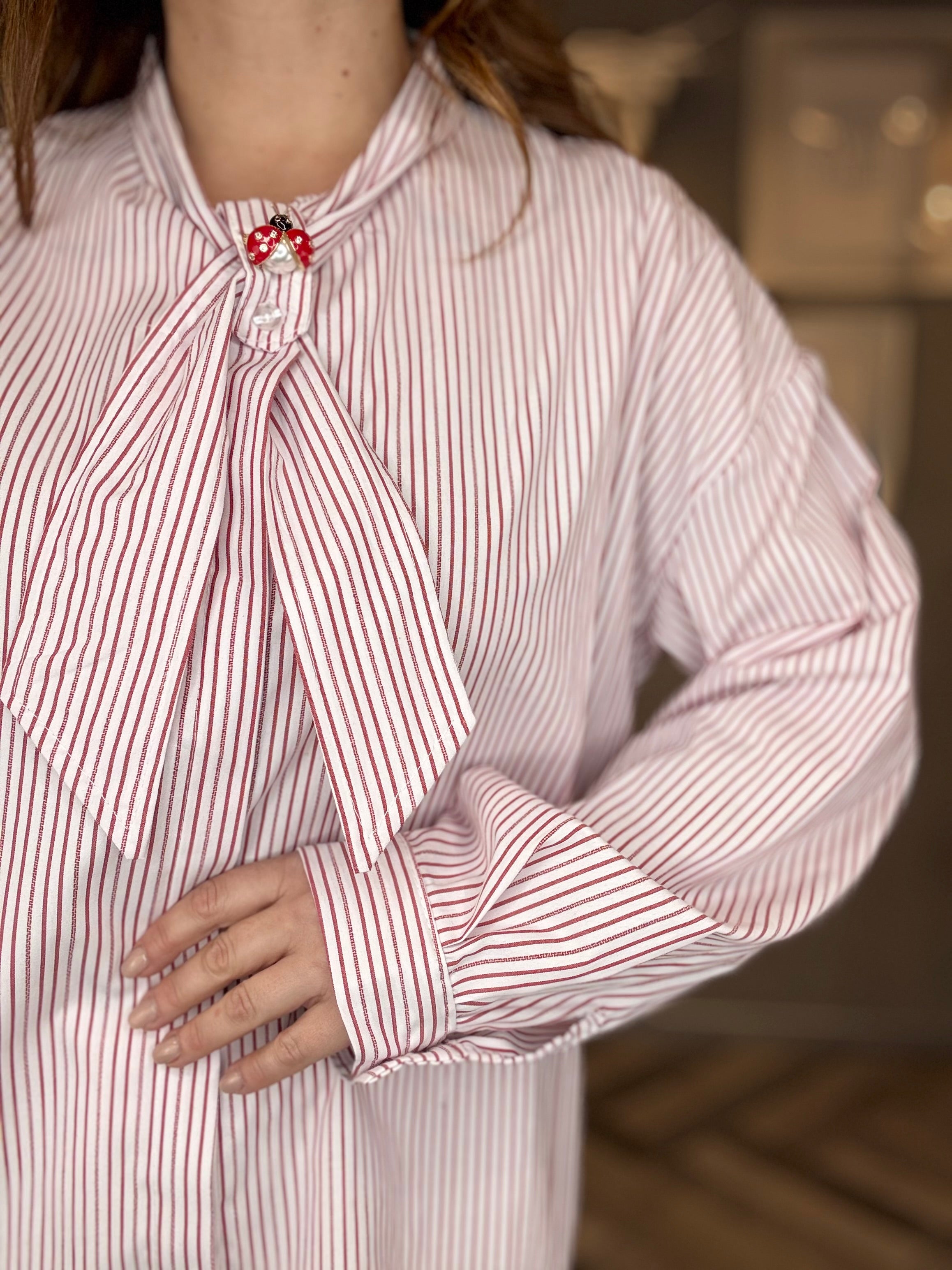 Camicia a righe rosse con fiocco