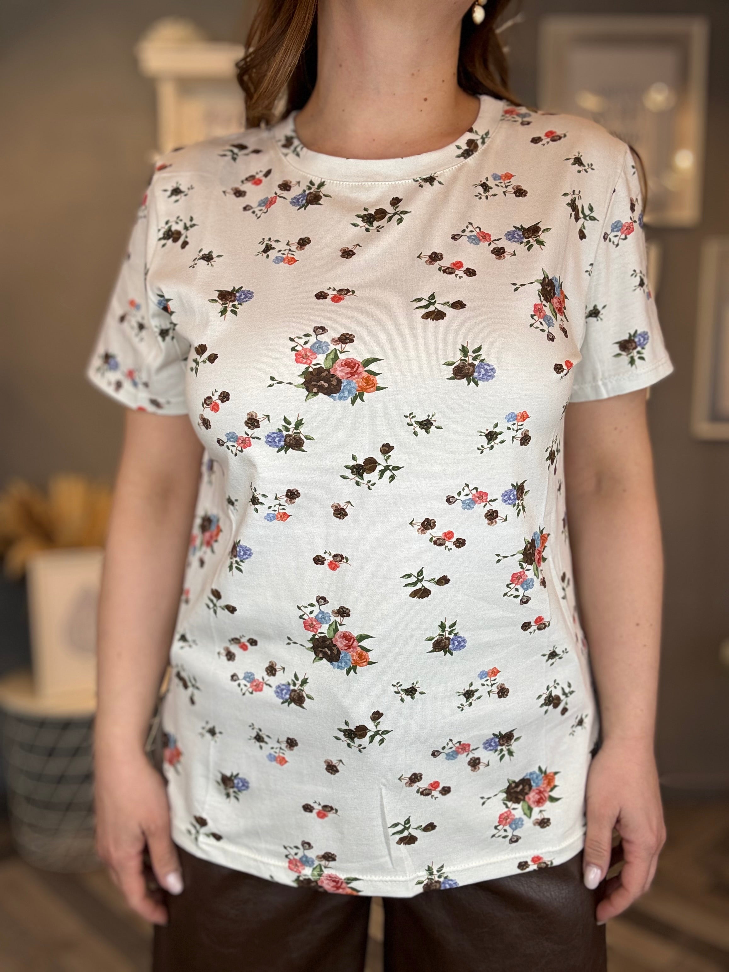 T-shirt fiori celesti, corallo e cioccolato