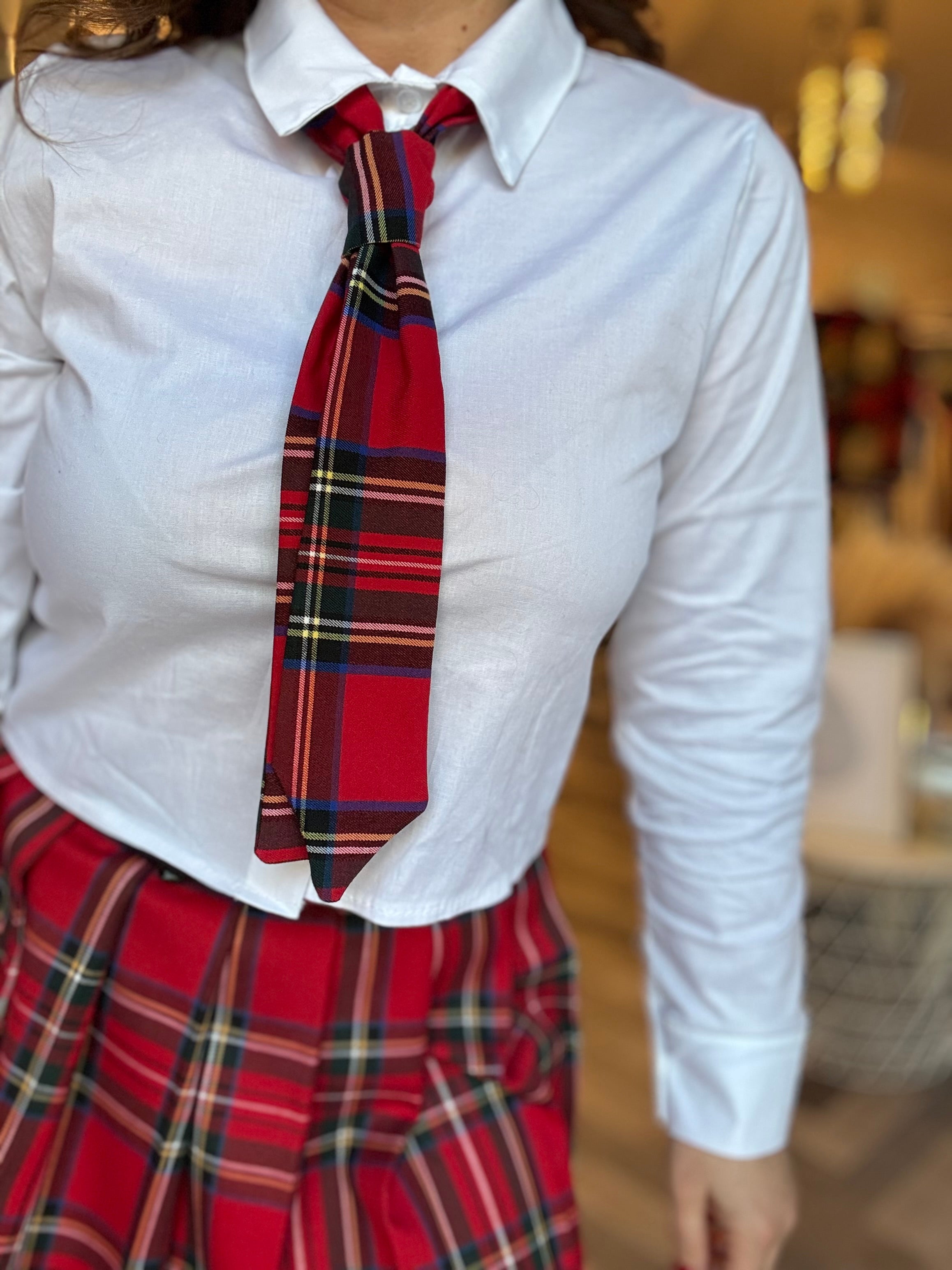 Camicia punto vita con cravatta tartan rossa