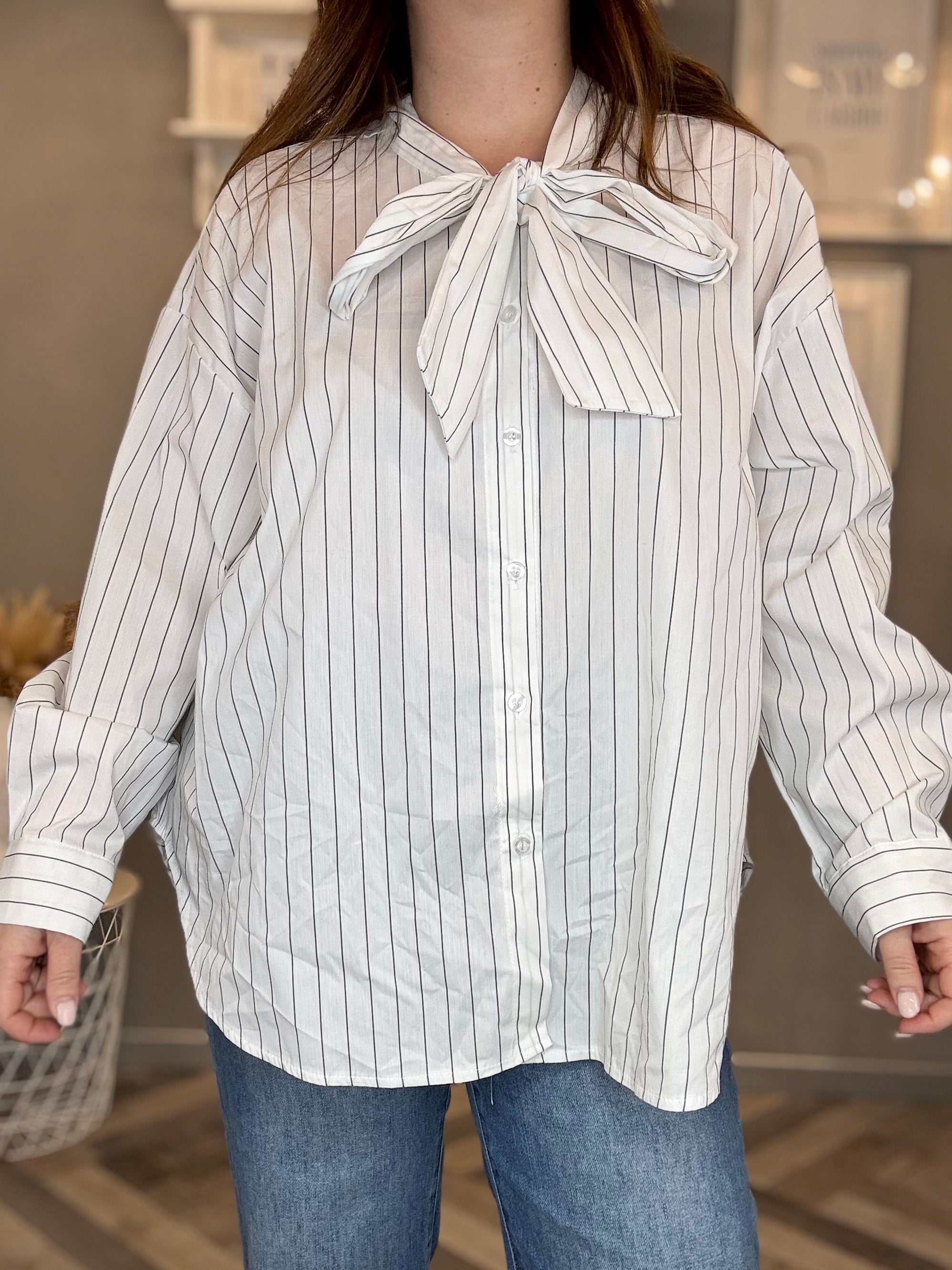 Camicia bianca a righe nere con fiocco