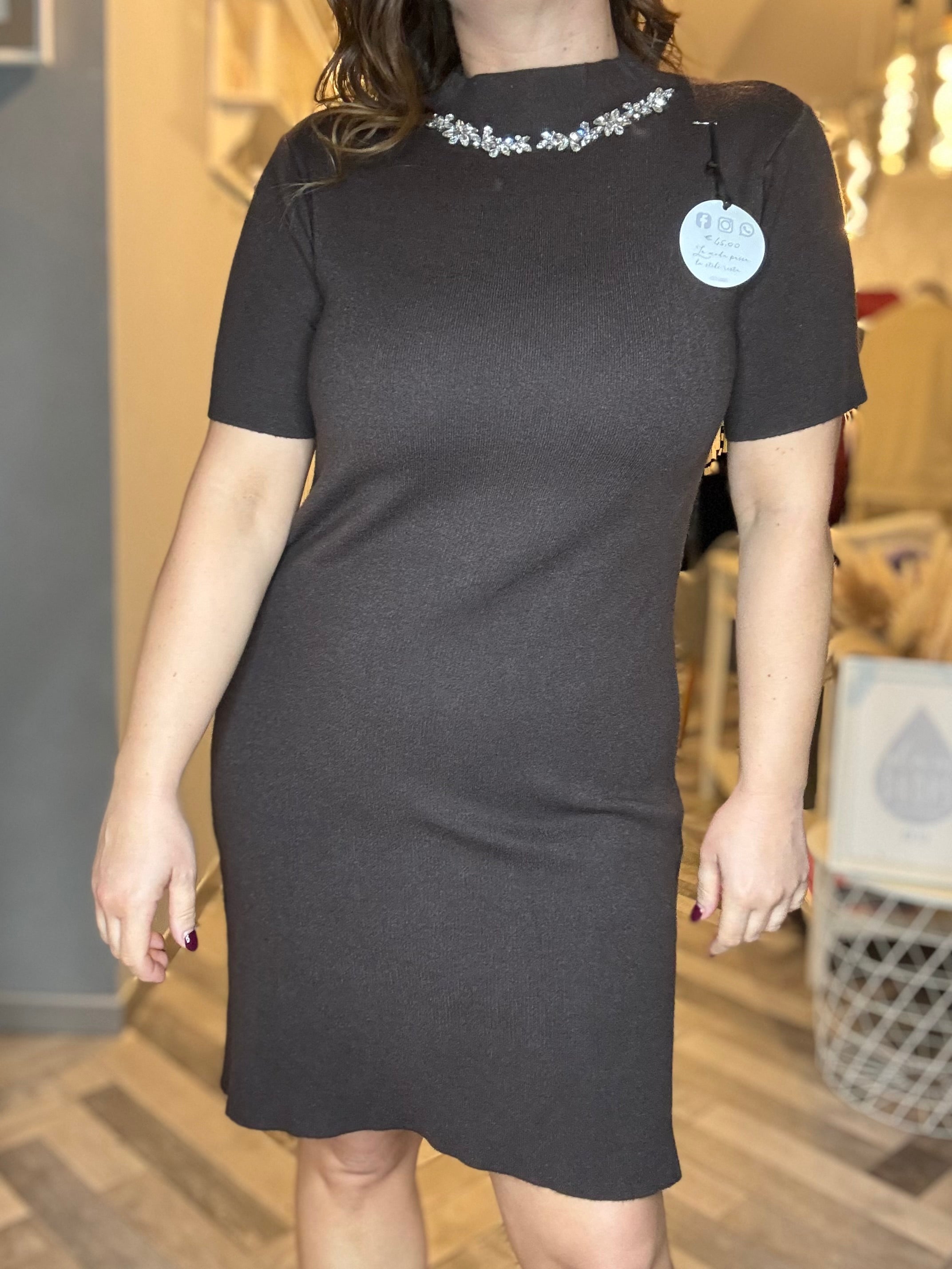 Abito punto Milano cabochon al collo