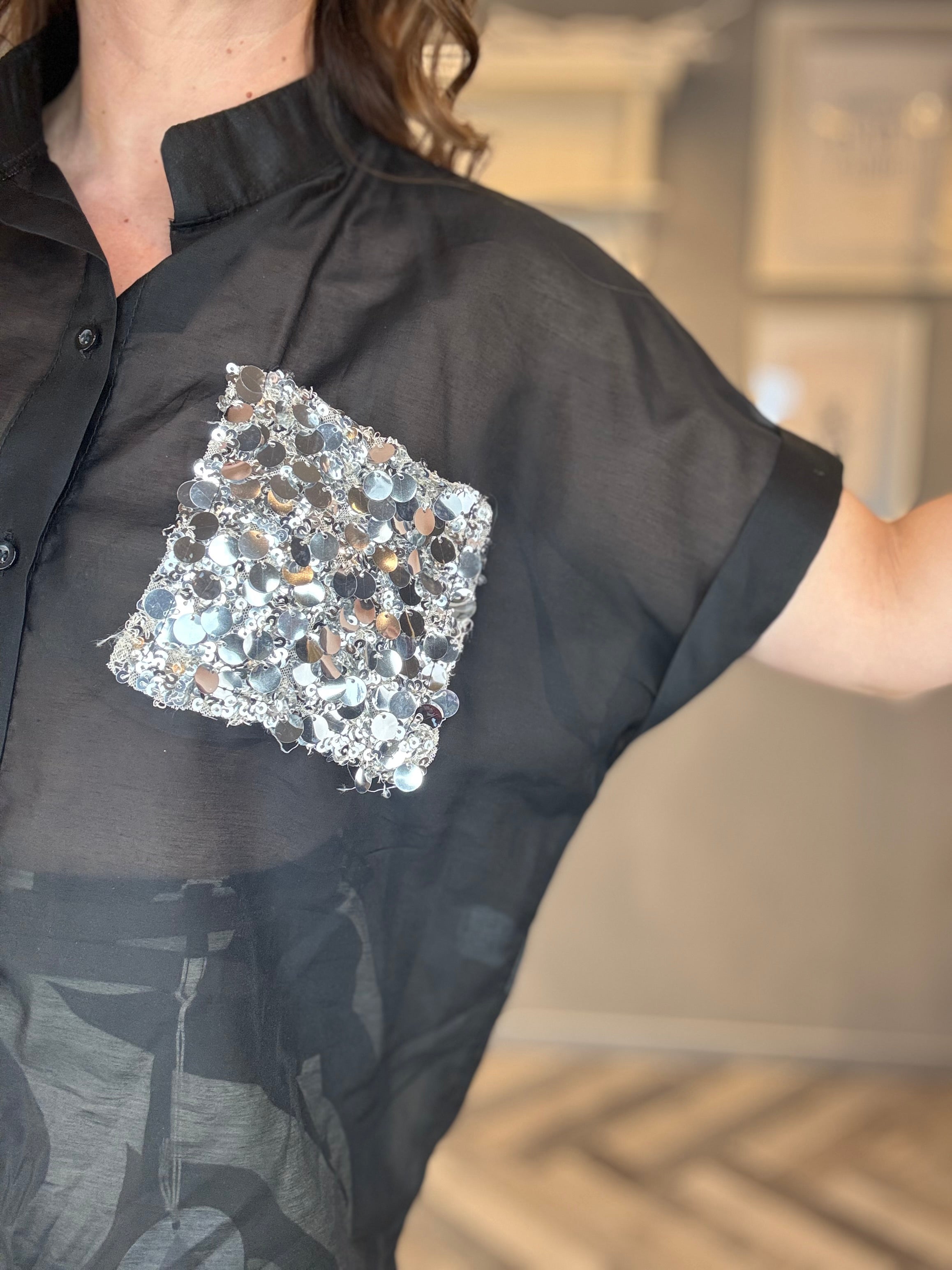 Camicia nera con tasca paillettes
