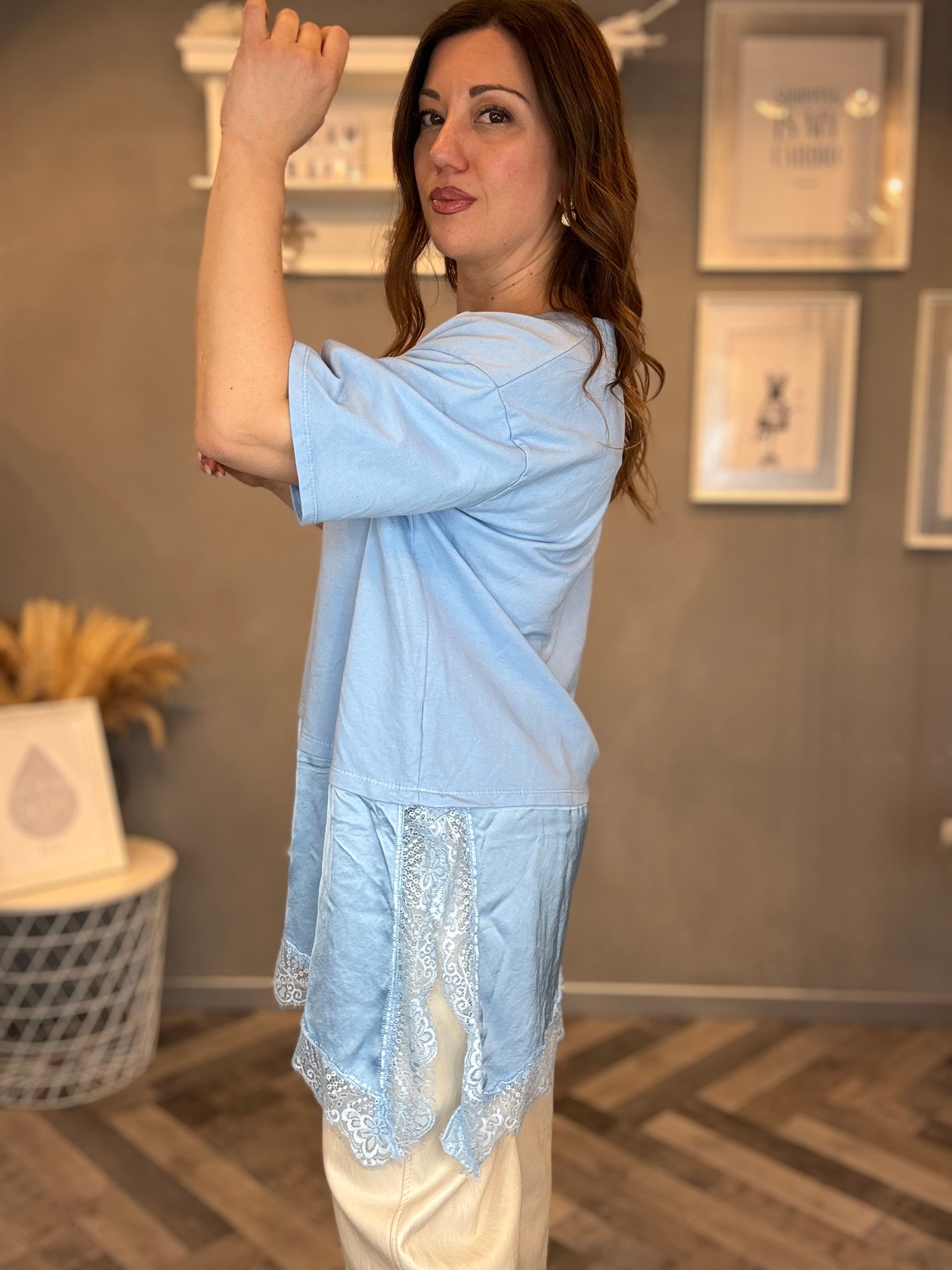 T-shirt celeste con satin e pizzo