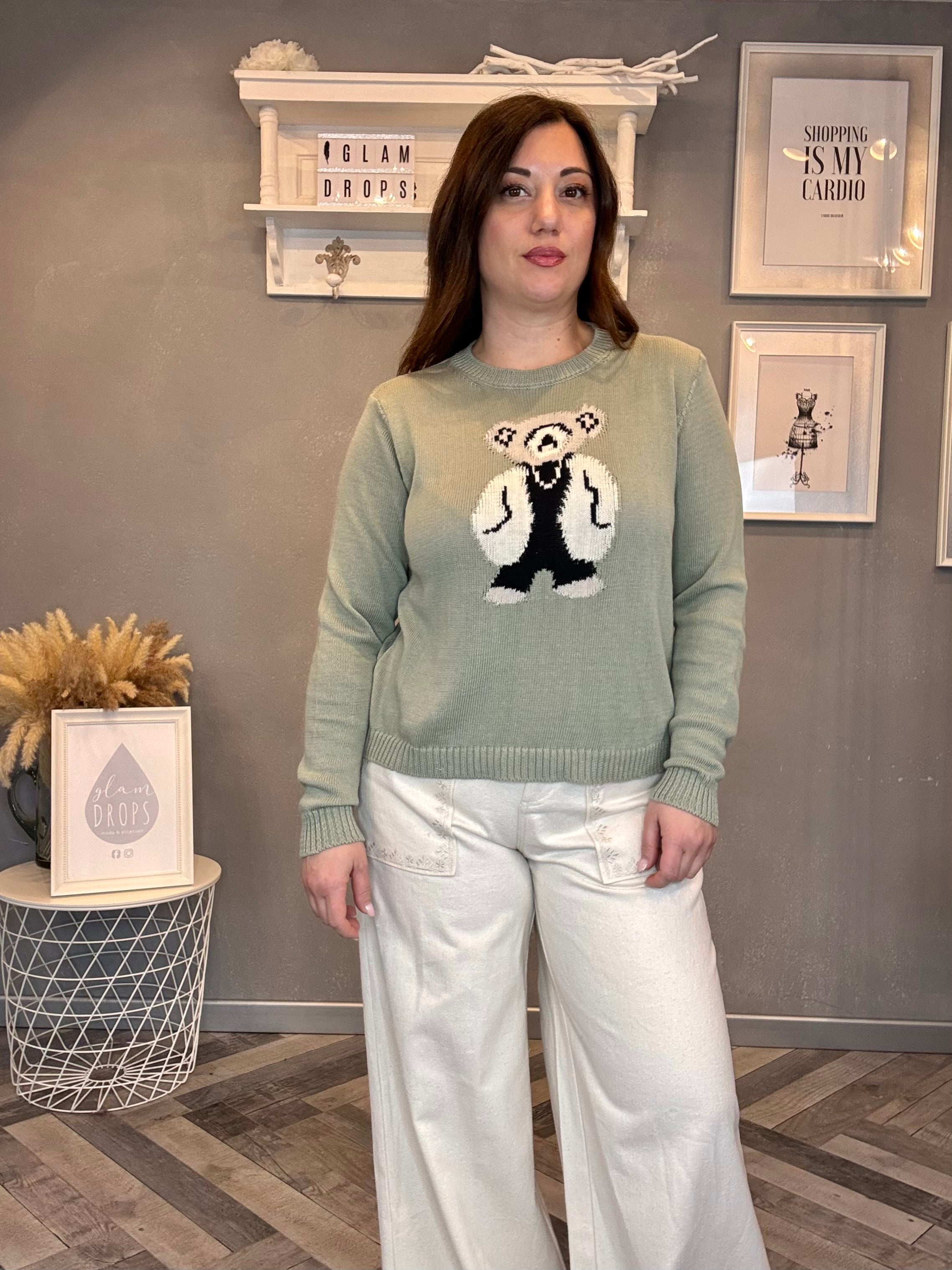 Maglioncino verde salvia con orsetto burro