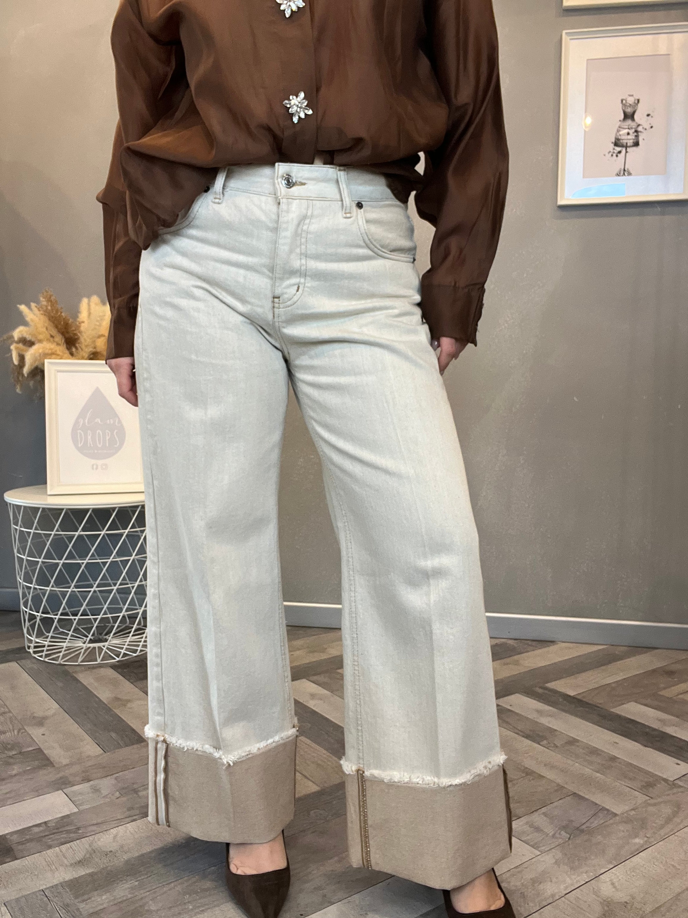 Jeans sabbiato con risvolto