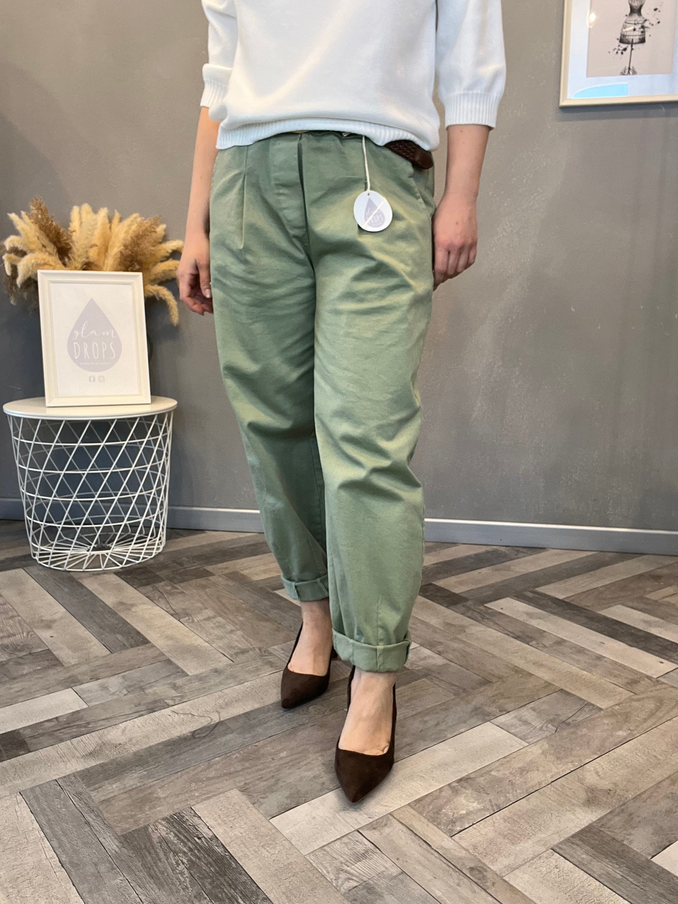Pantalone carrot verde salvia con cintura