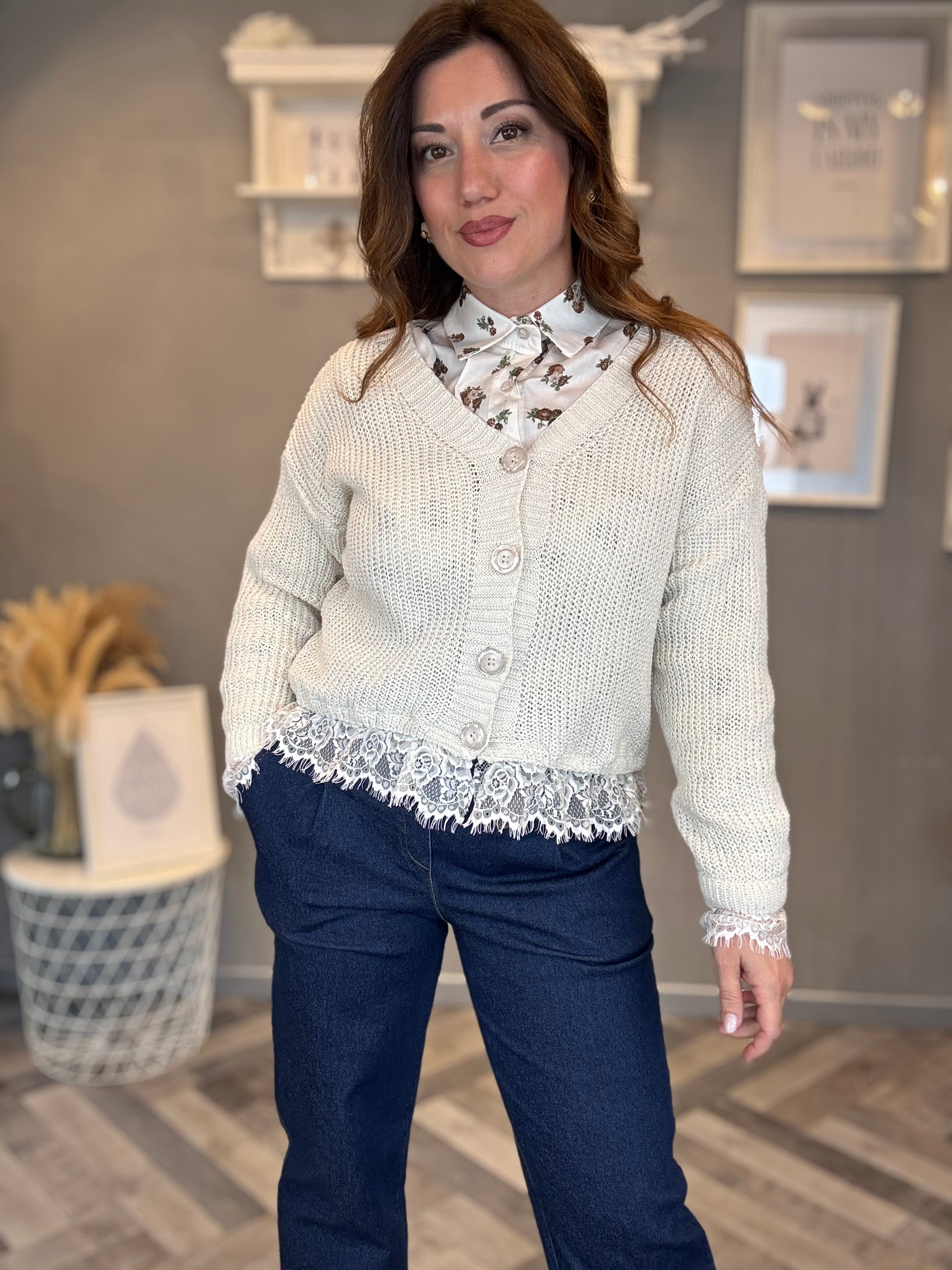 Cardigan panna con dettagli in pizzo