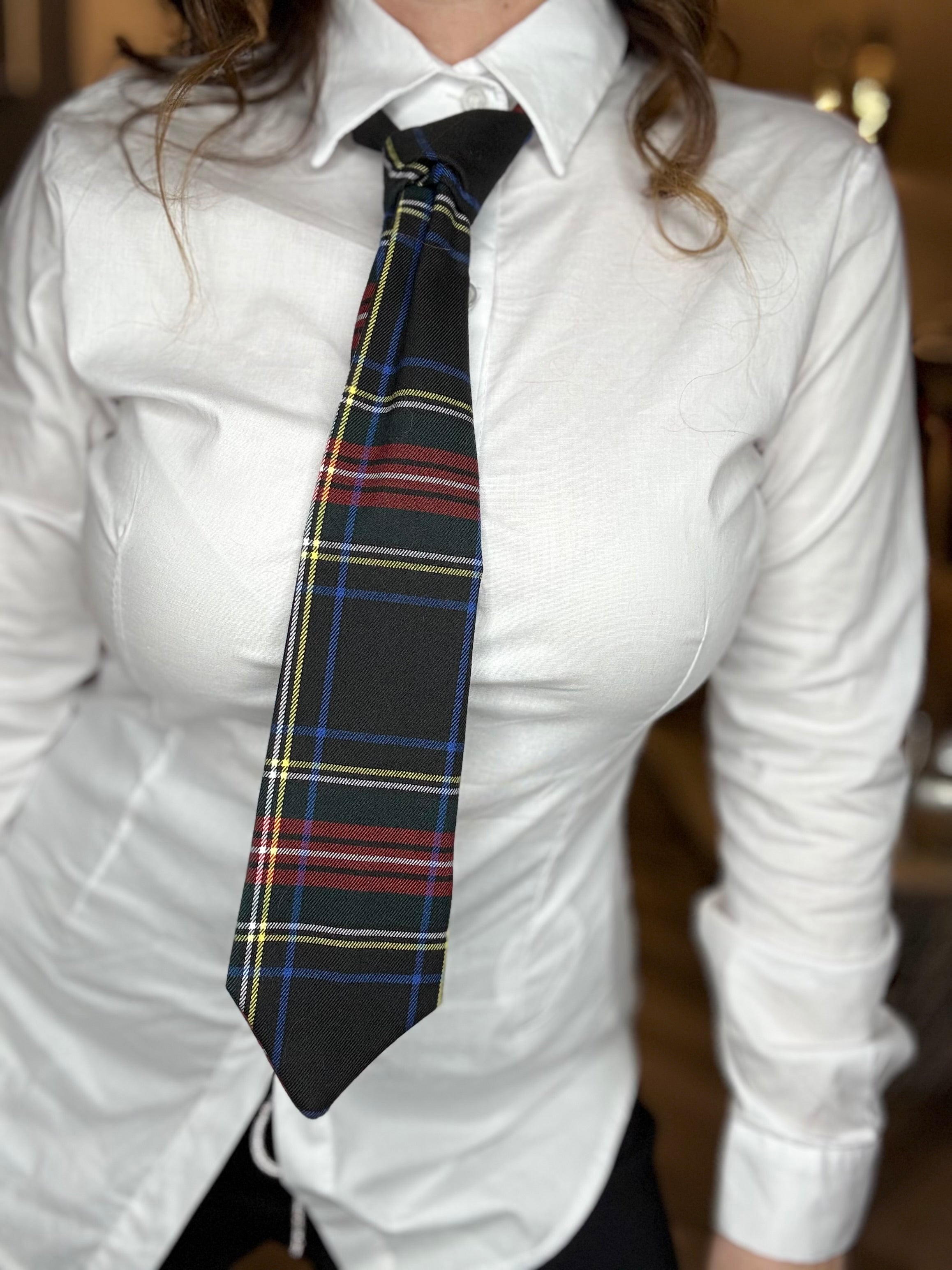 Camicia con cravatta tartan nera