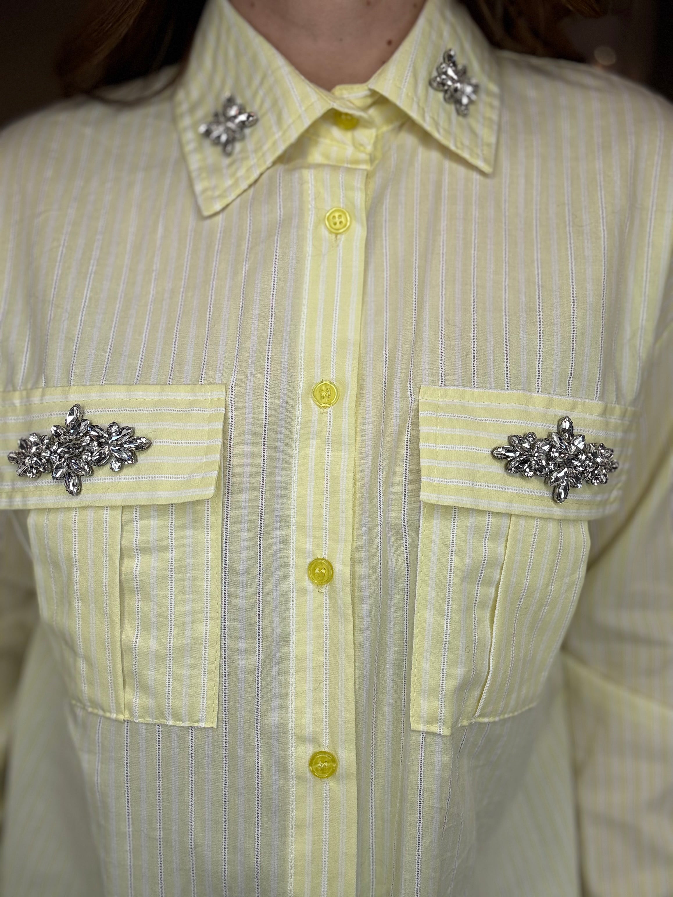 Camicia giallo pastello a righe con applicazioni gioiello