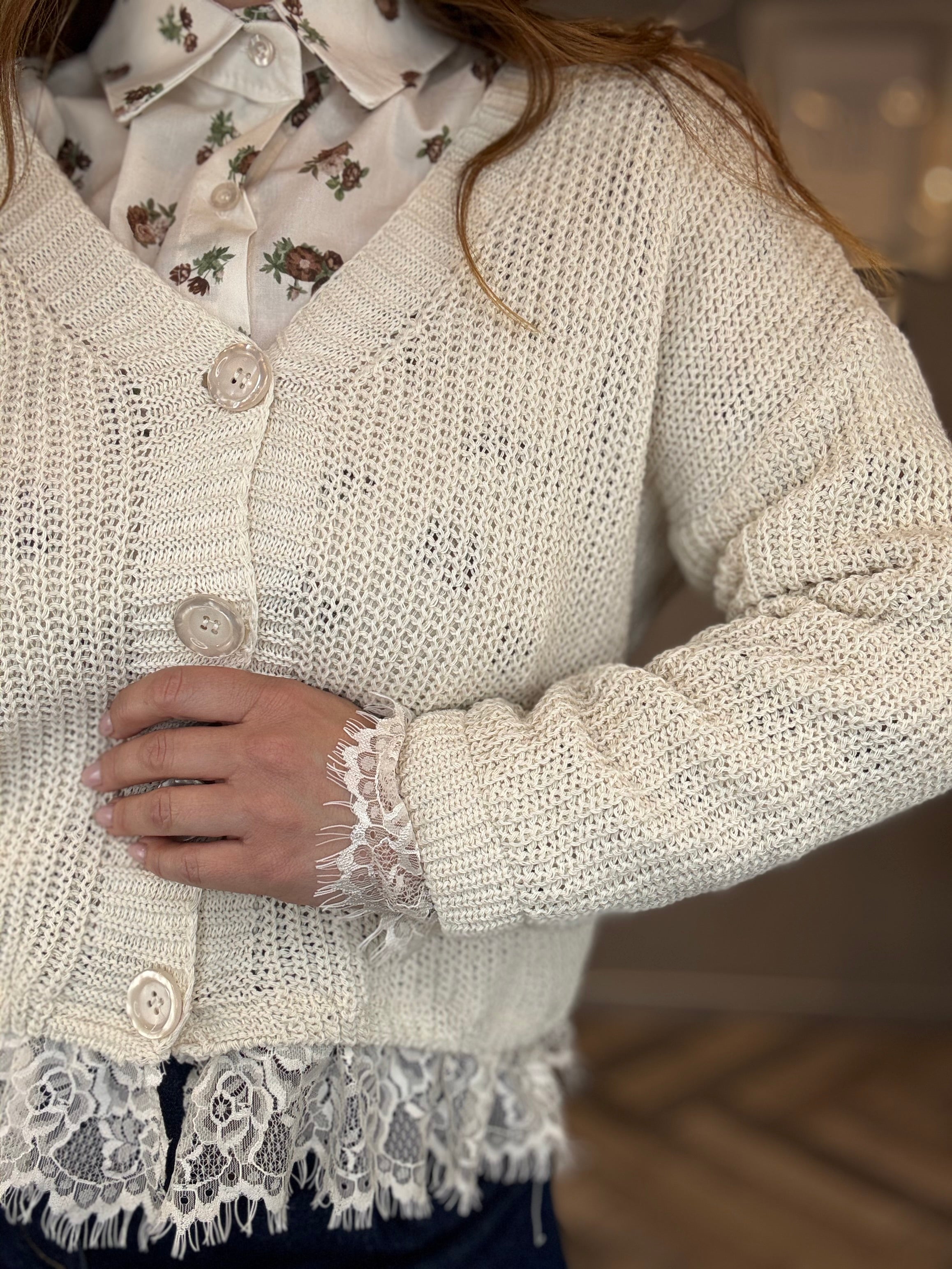 Cardigan panna con dettagli in pizzo