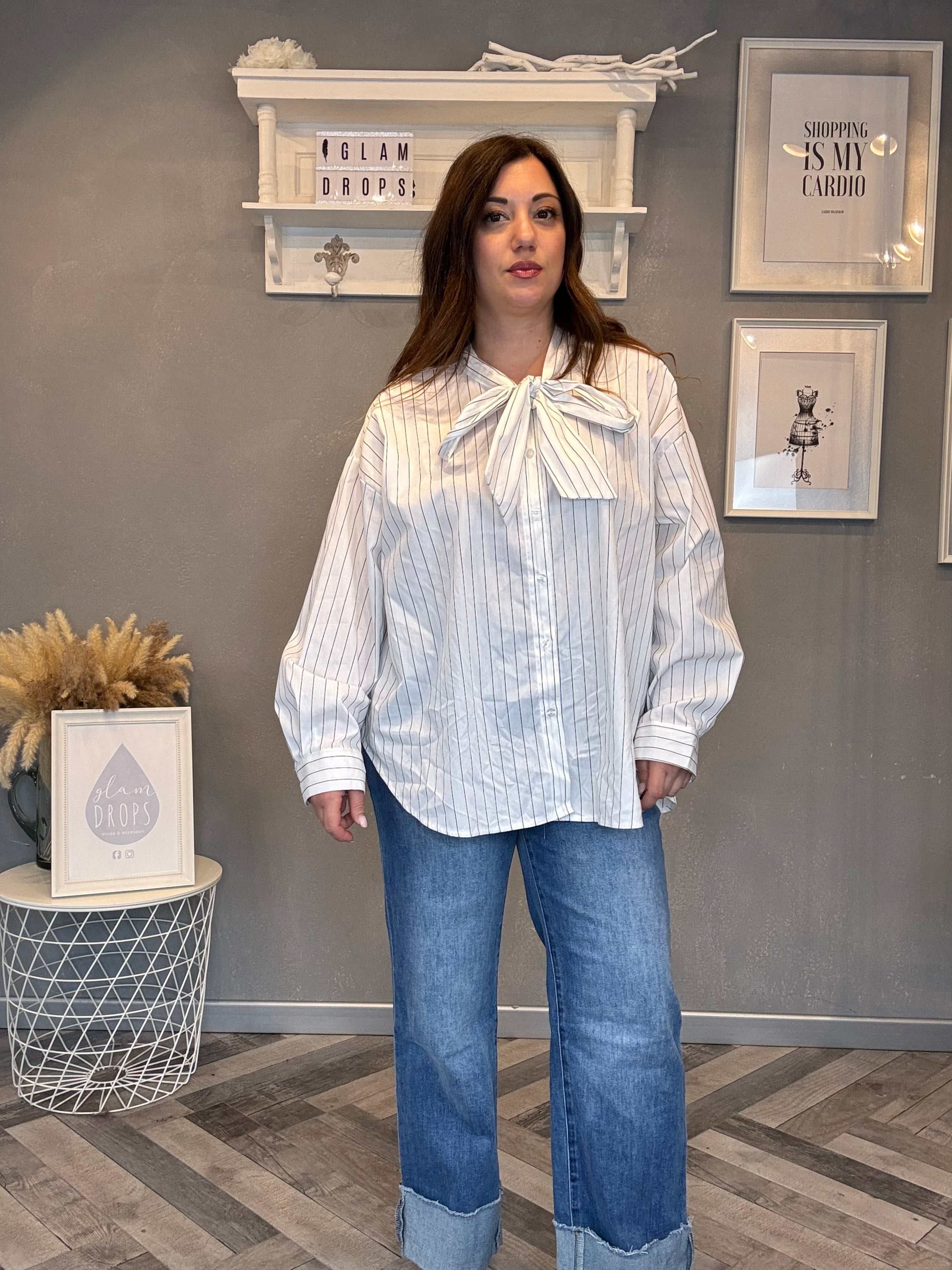Camicia bianca a righe nere con fiocco
