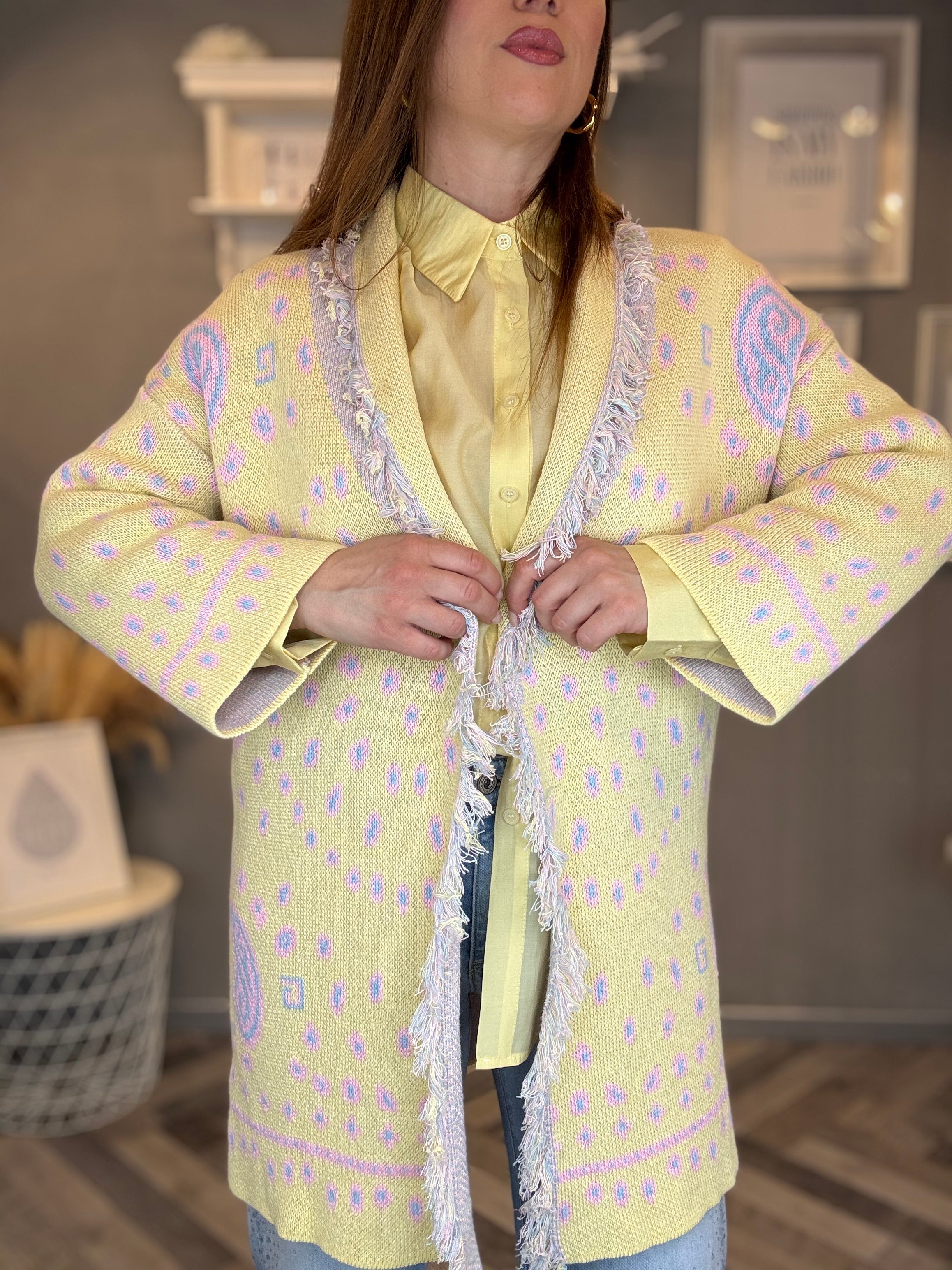 Cardigan jacquard giallo pastello con frange