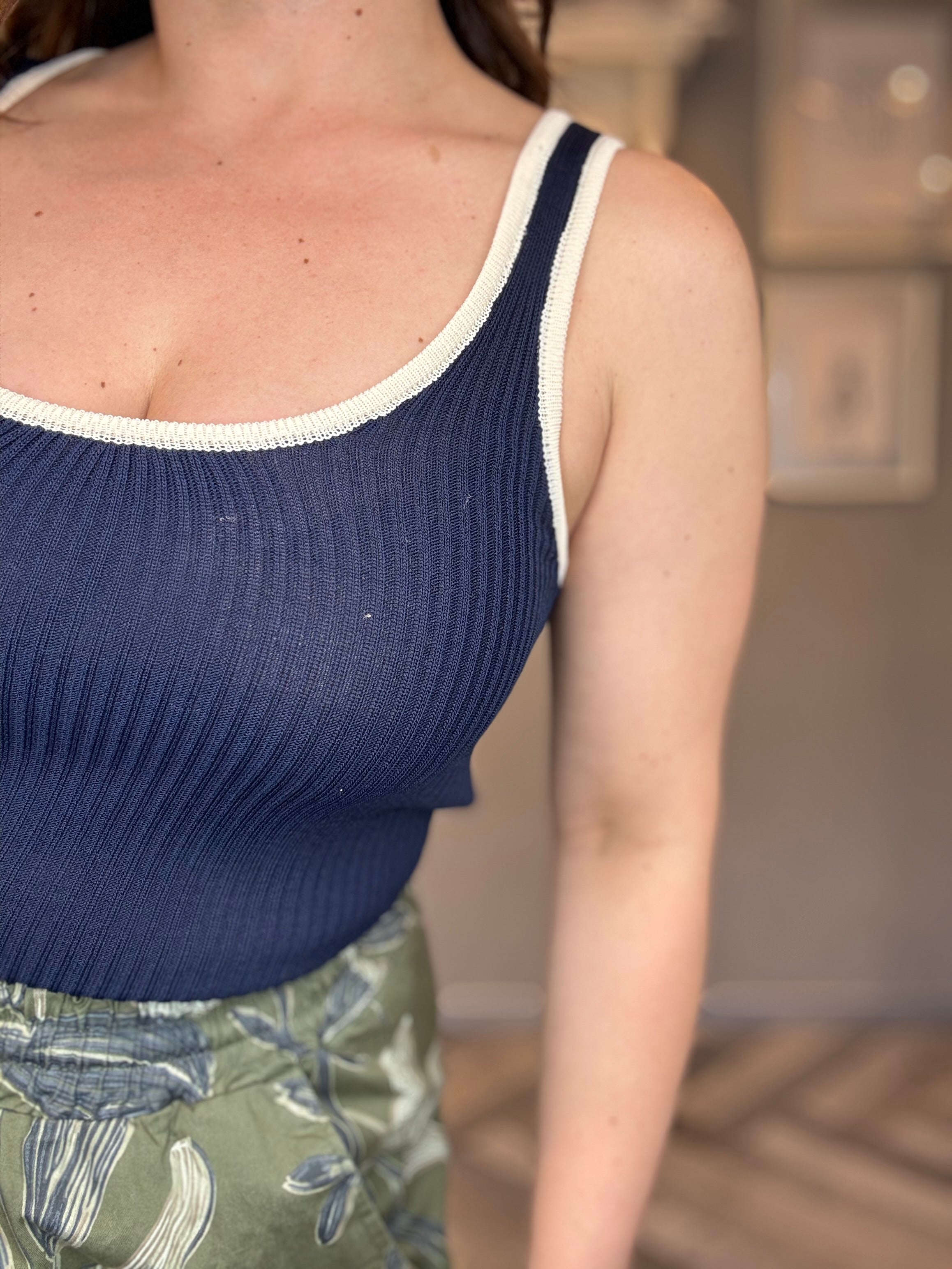 Top a costine con bordo a contrasto