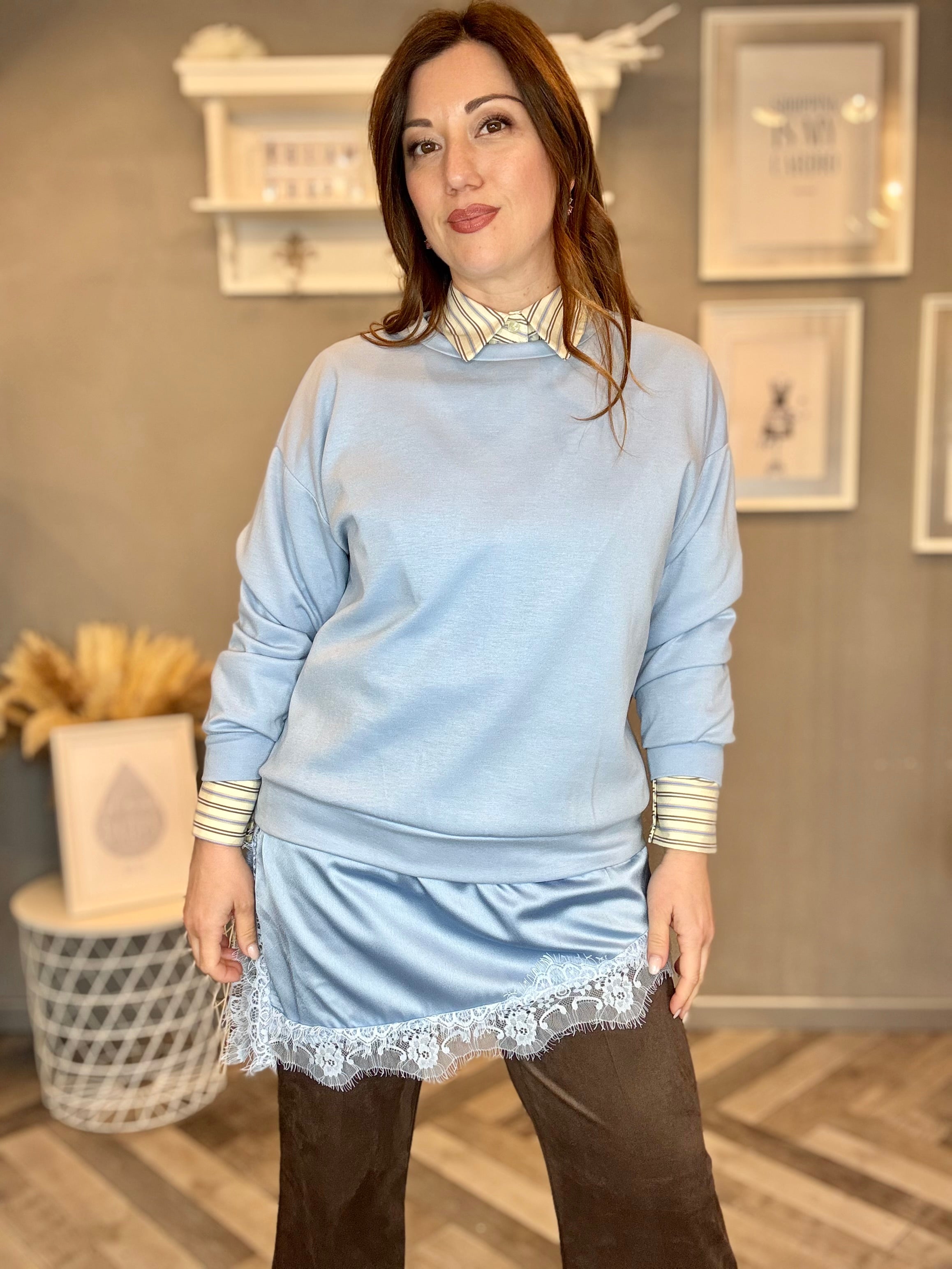 Felpa con bordo in raso e pizzo celeste