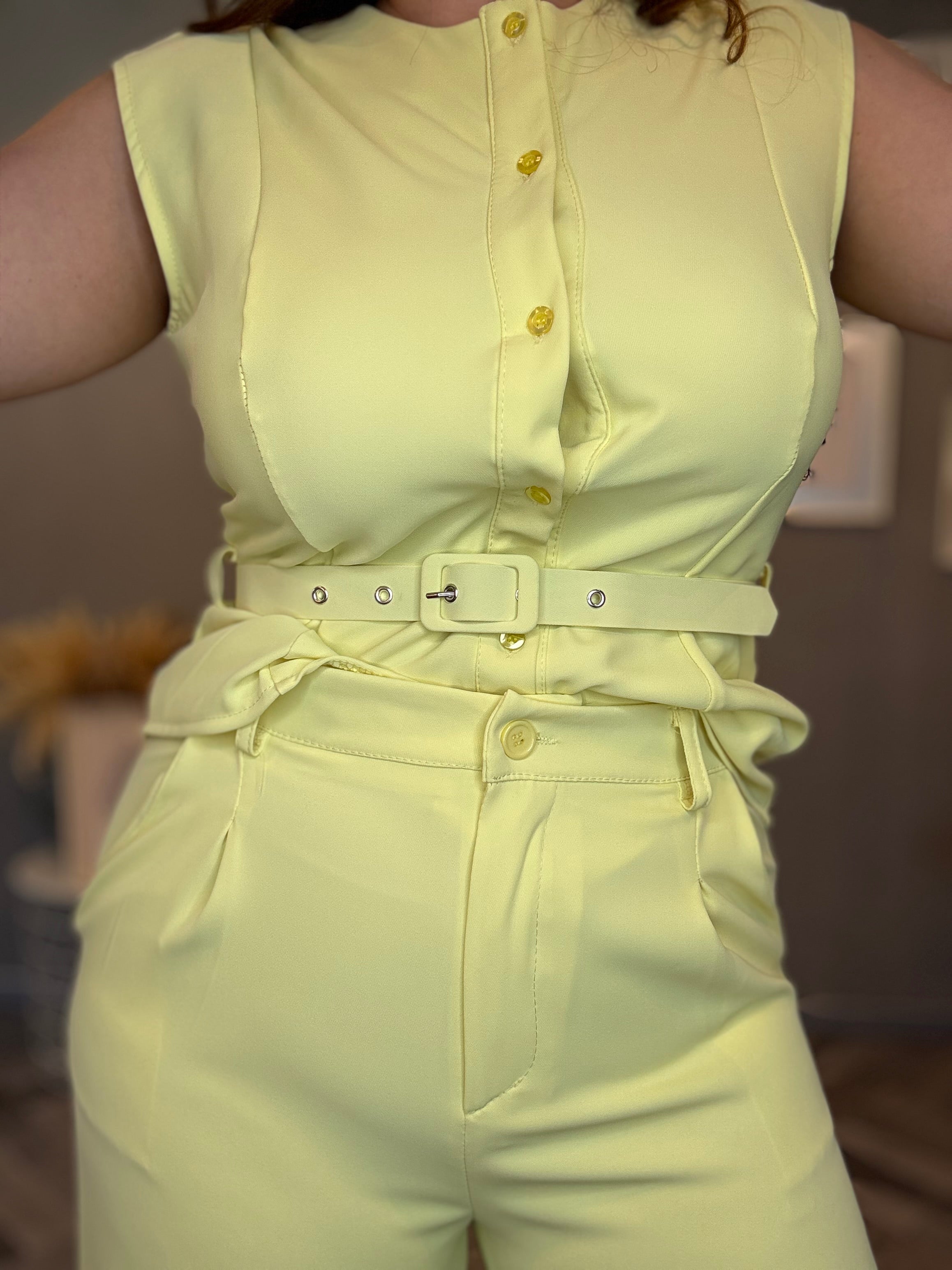 Coordinato smanicato con pantalone palazzo