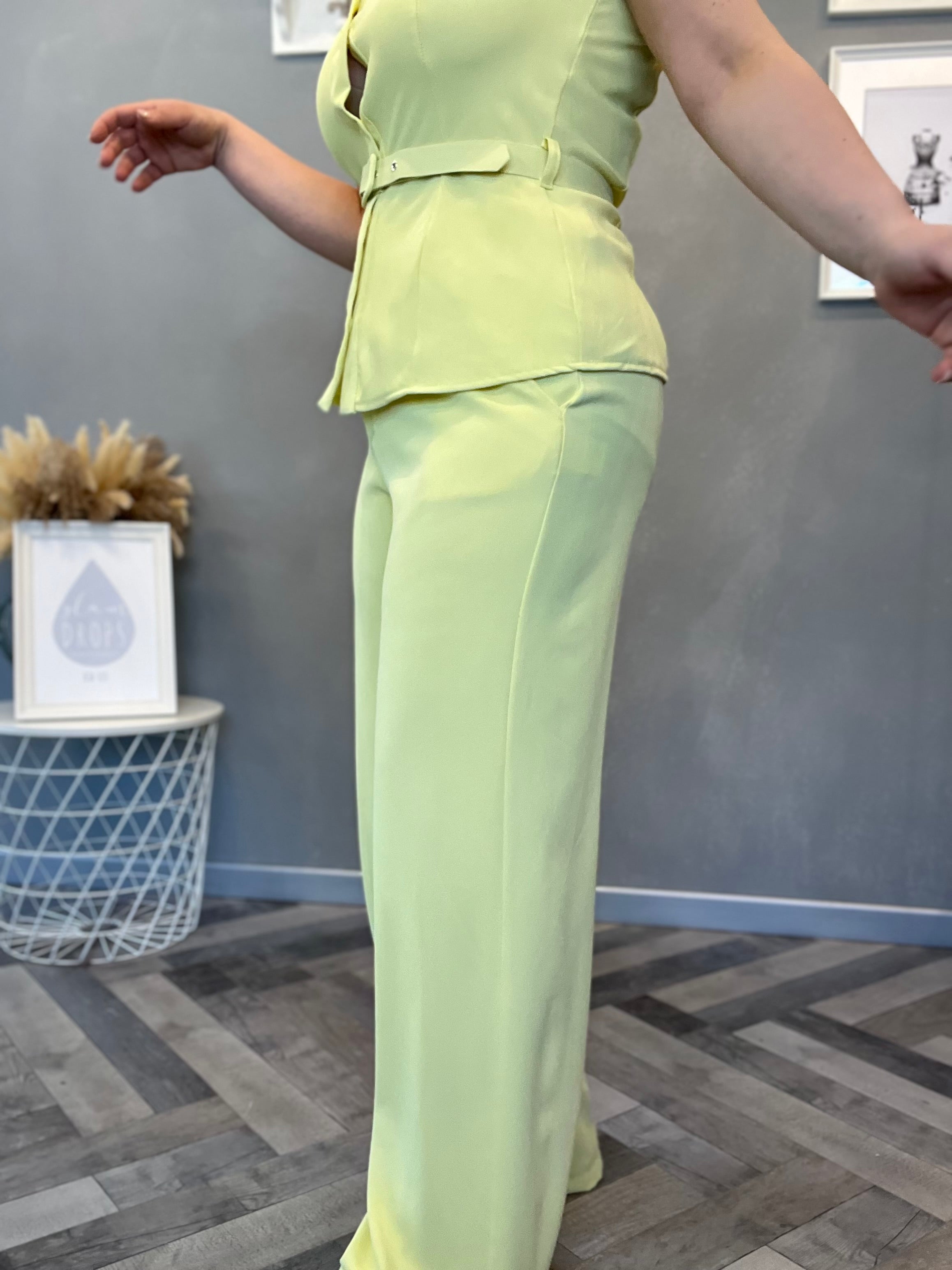 Coordinato smanicato con pantalone palazzo