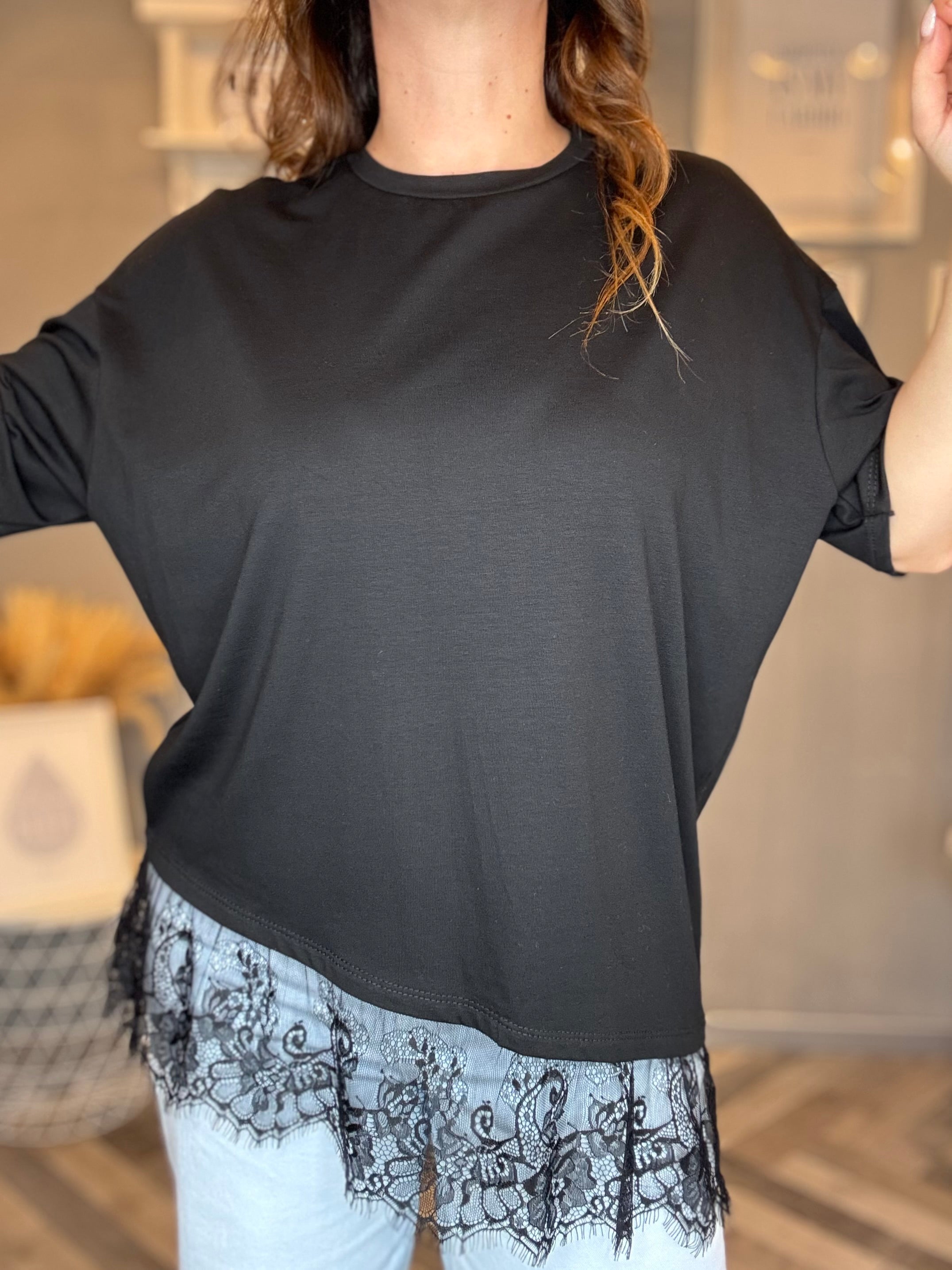 T-shirt nera over con pizzo