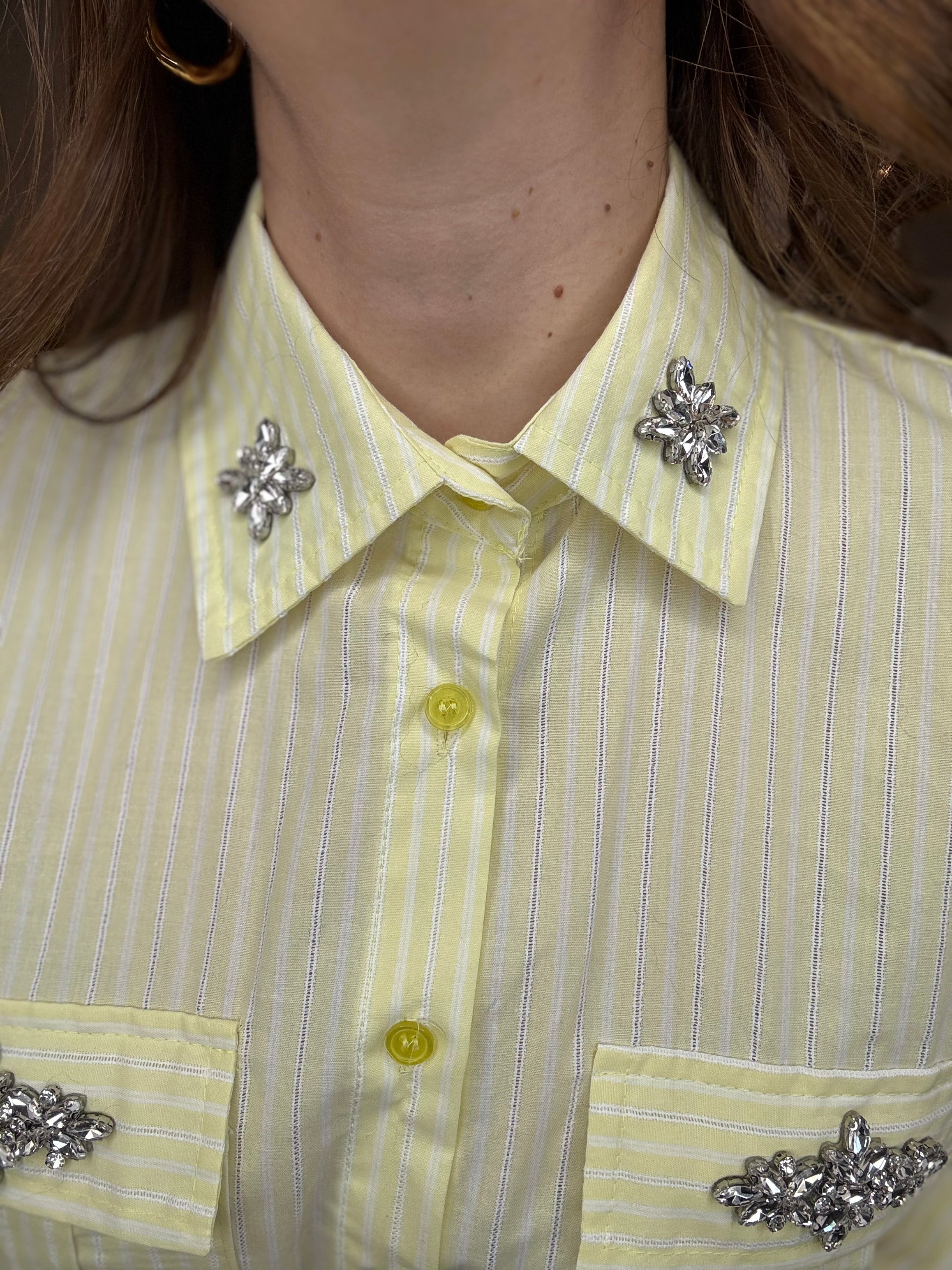 Camicia giallo pastello a righe con applicazioni gioiello