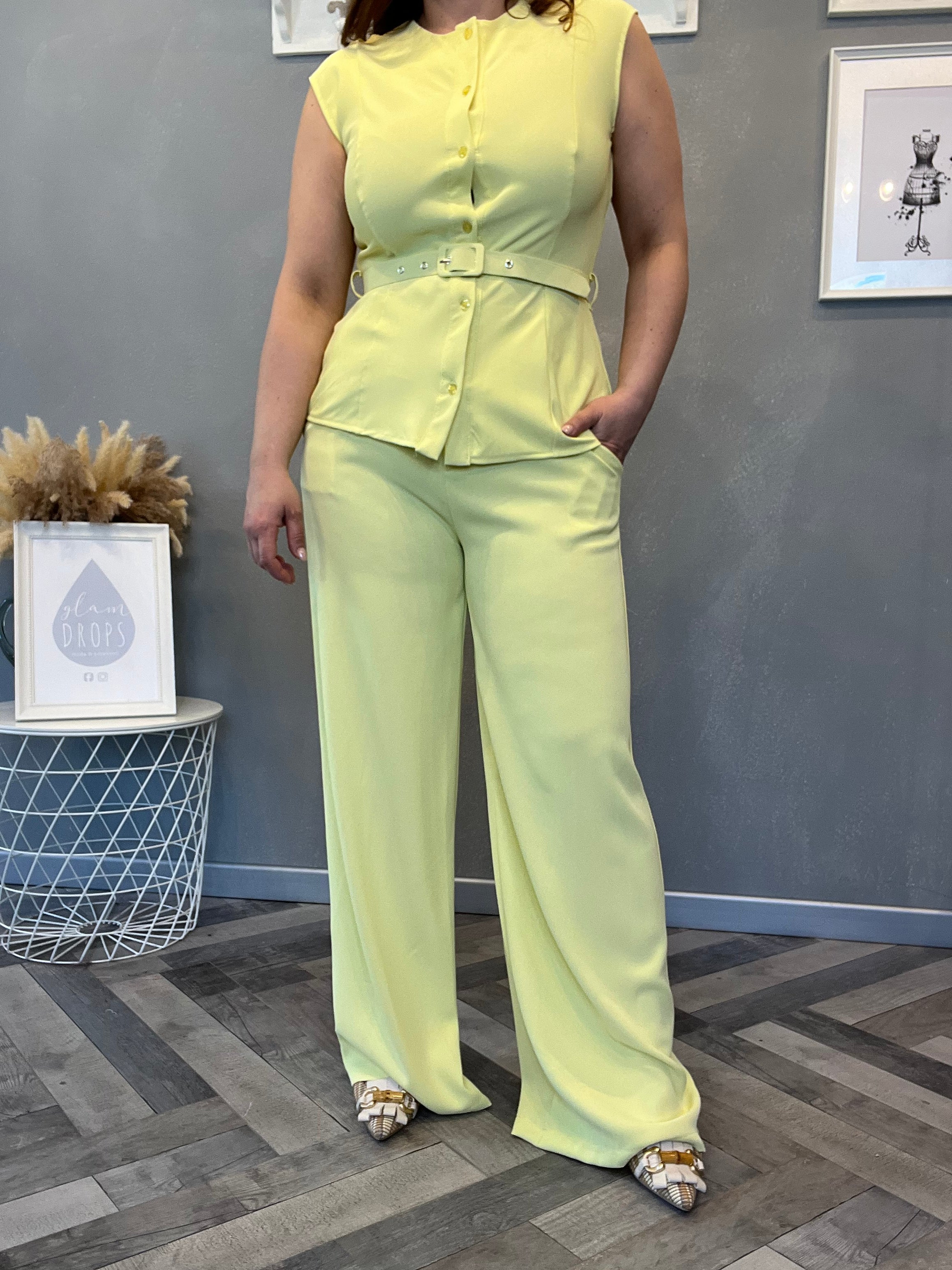 Coordinato smanicato con pantalone palazzo