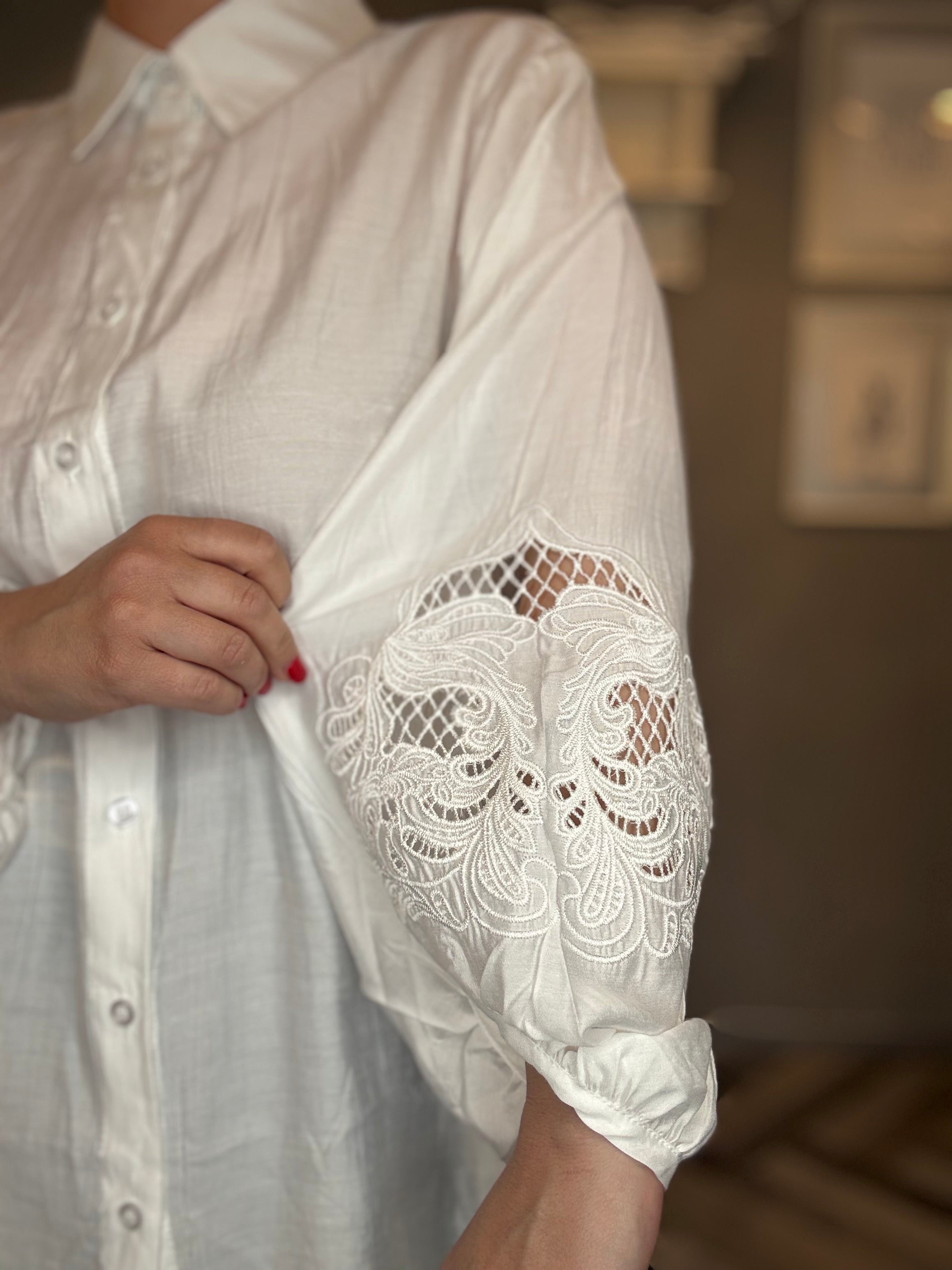 Camicia con ricami traforati