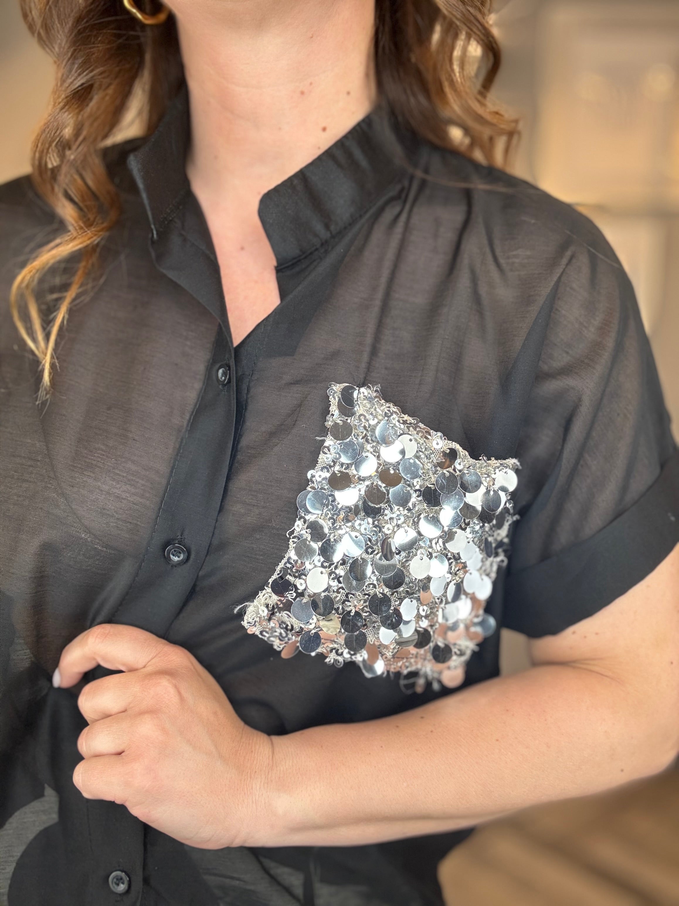 Camicia nera con tasca paillettes