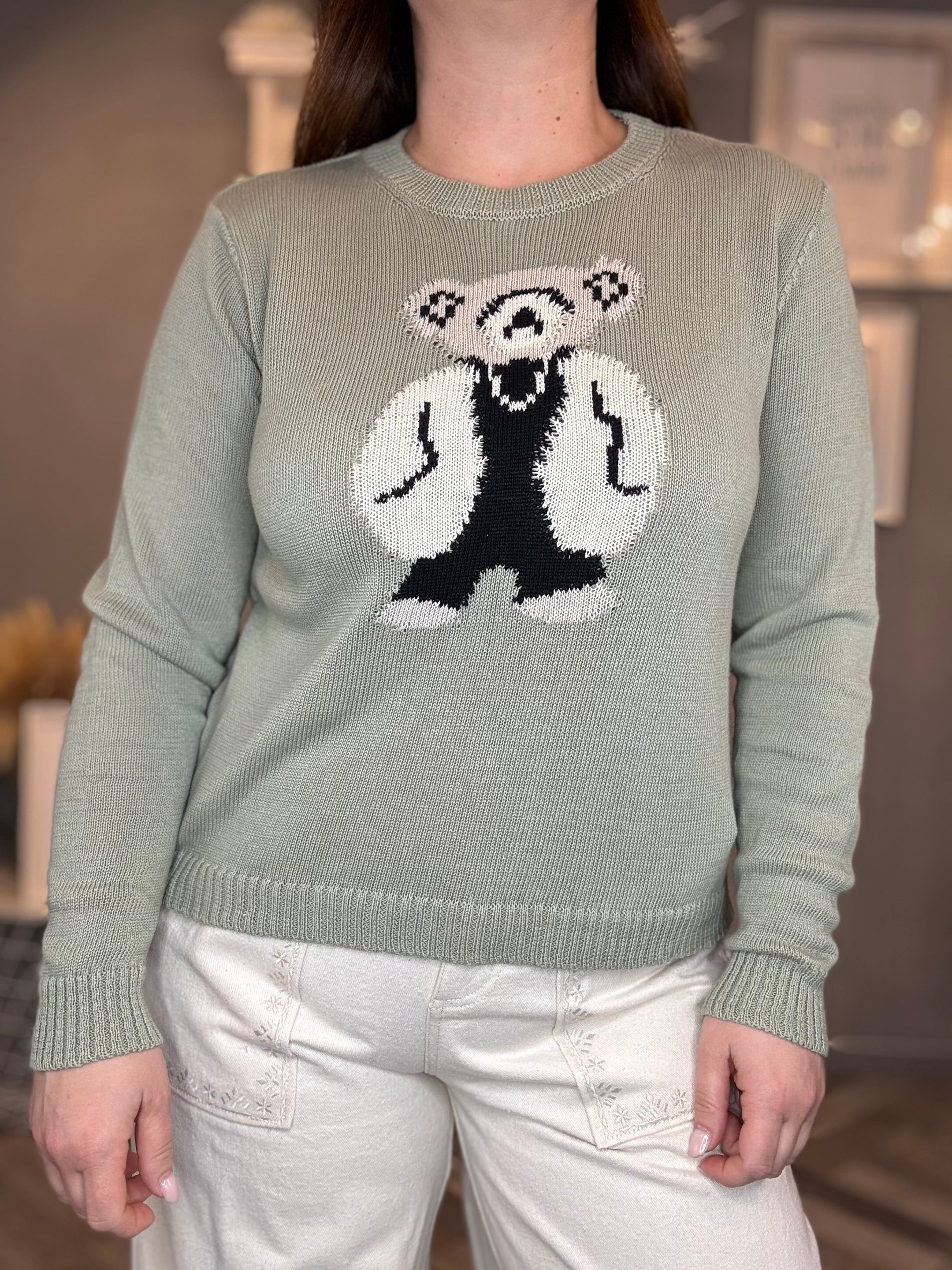 Maglioncino verde salvia con orsetto burro