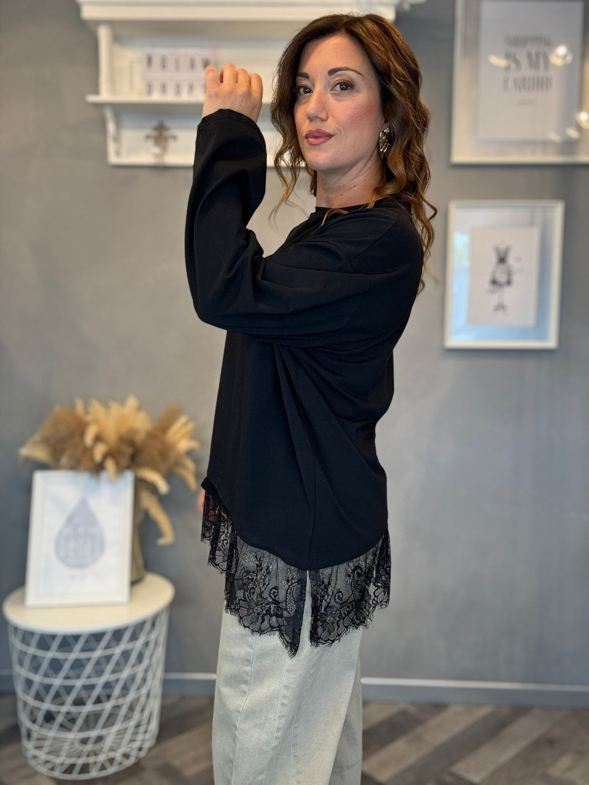 T-shirt asimmetrica con pizzo nero
