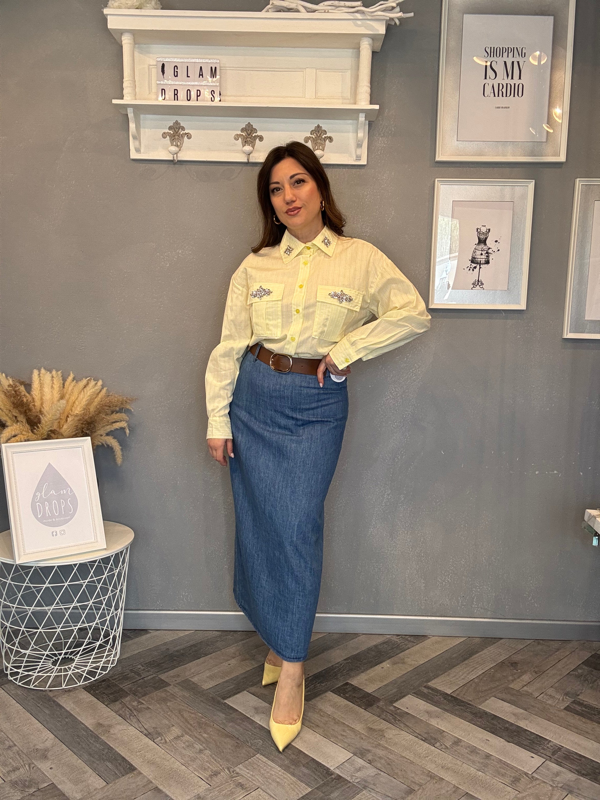 Camicia giallo pastello a righe con applicazioni gioiello